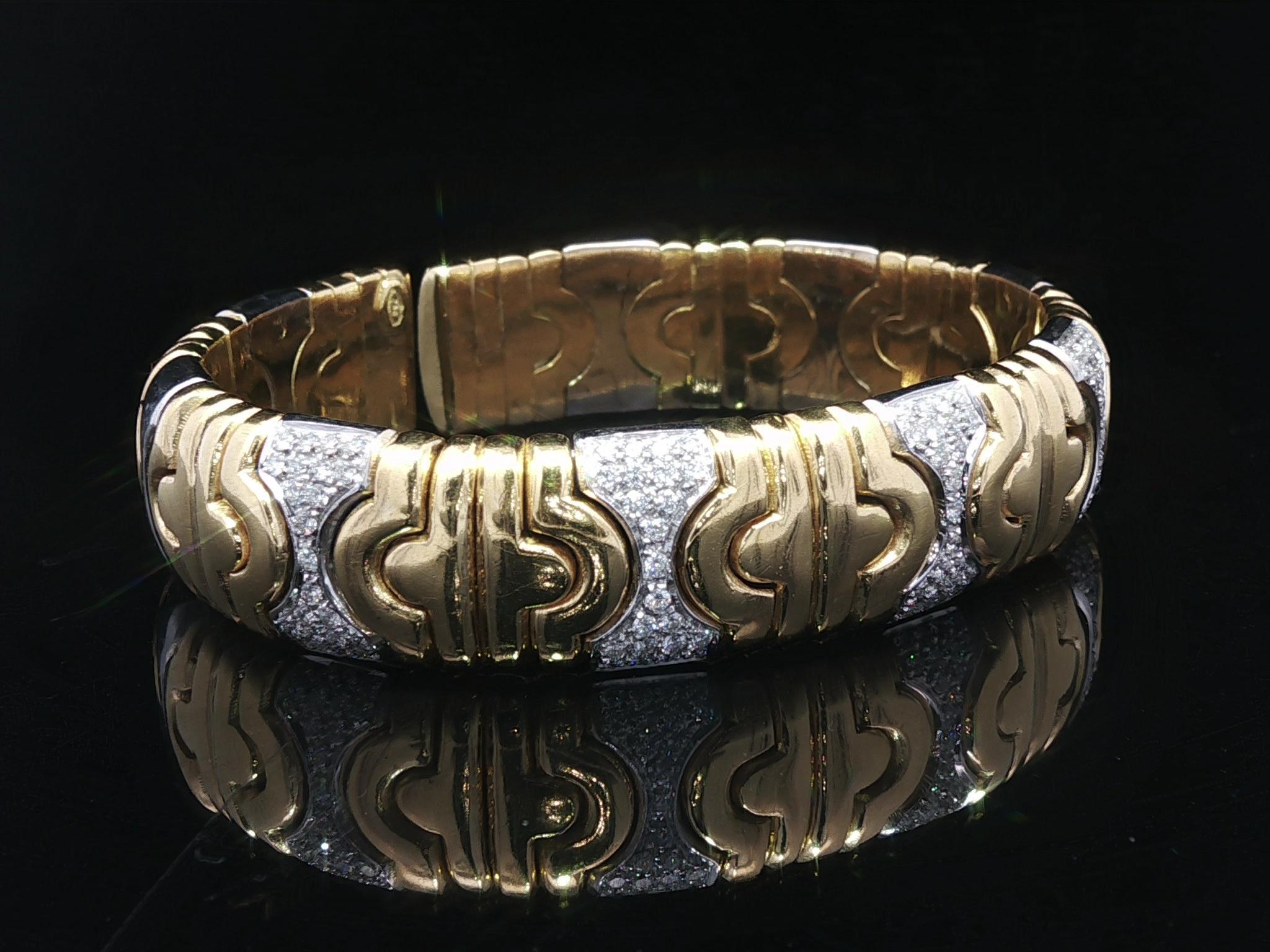 Bracciale flessibile pesante in oro giallo e bianco 18k con diamante da 1 carato a 5 sezioni in vendita 2