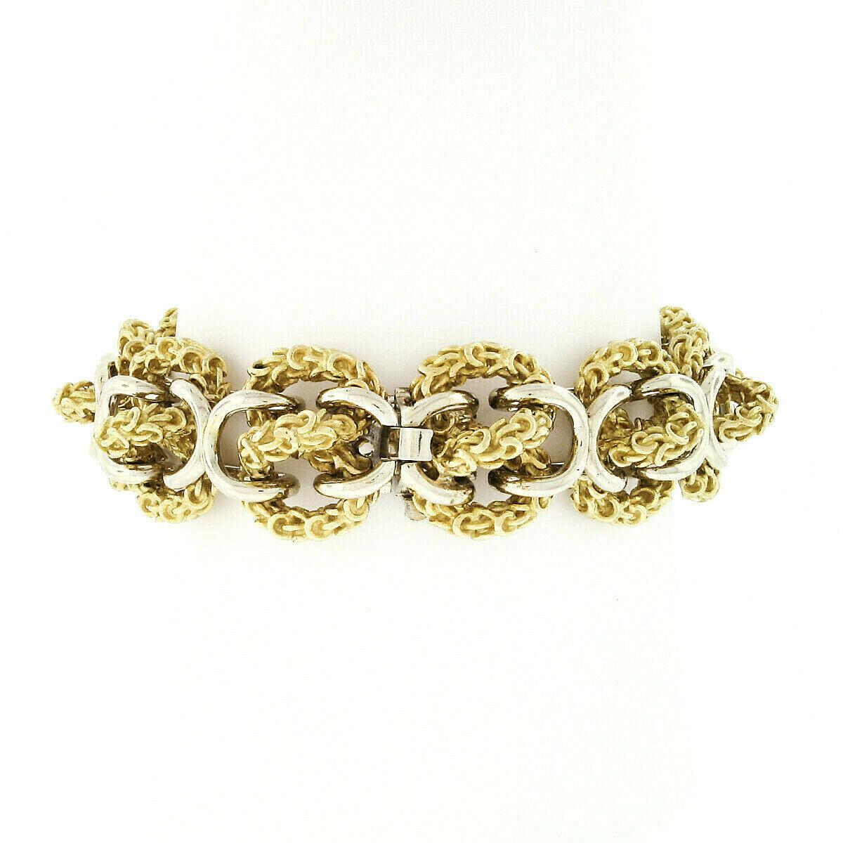 Bracelet à large chaîne en or jaune et blanc 18 carats avec nœuds infinis en relief en forme de nœud en vente 3