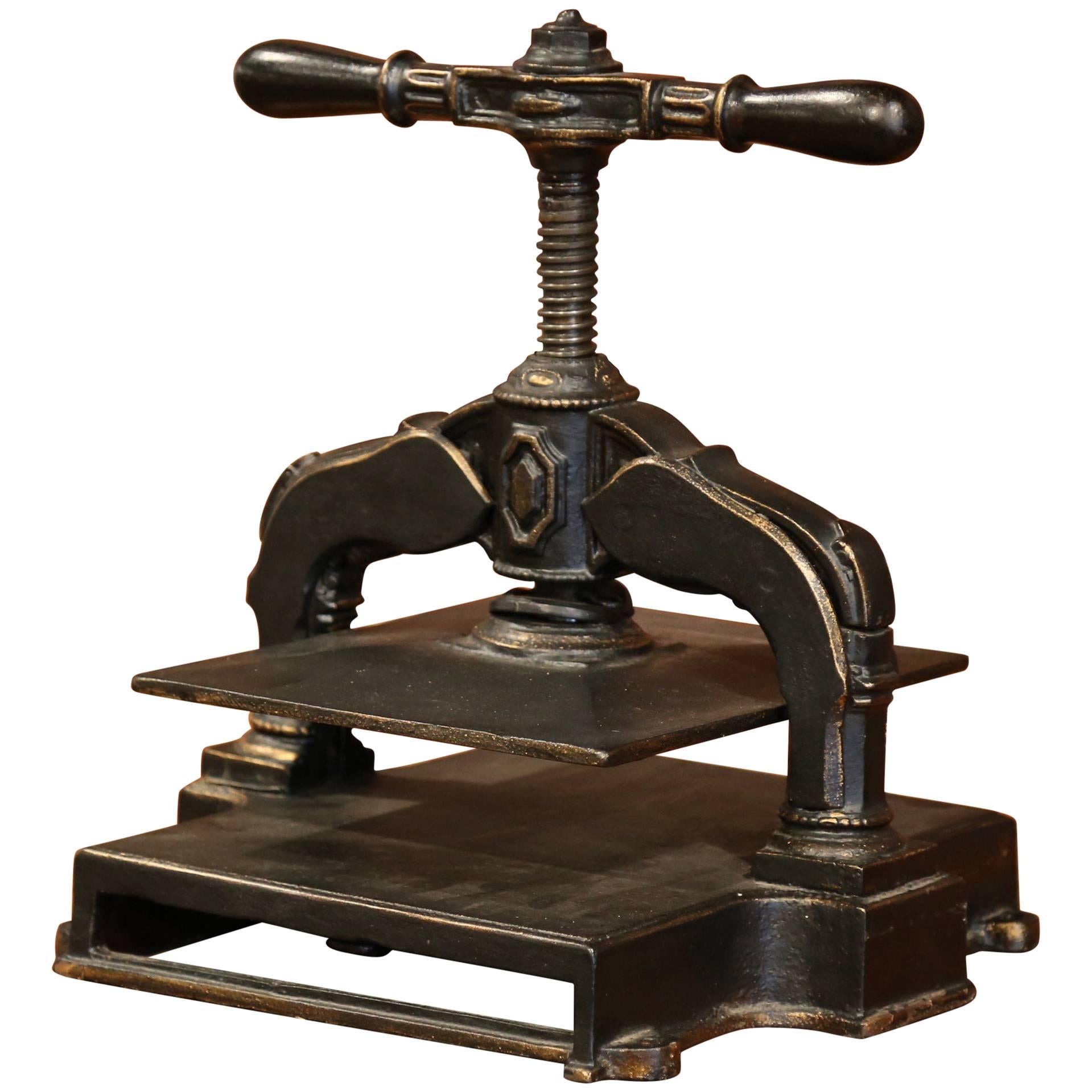 Pesante pressa francese del XIX secolo in ferro battuto nero con accenti dorati