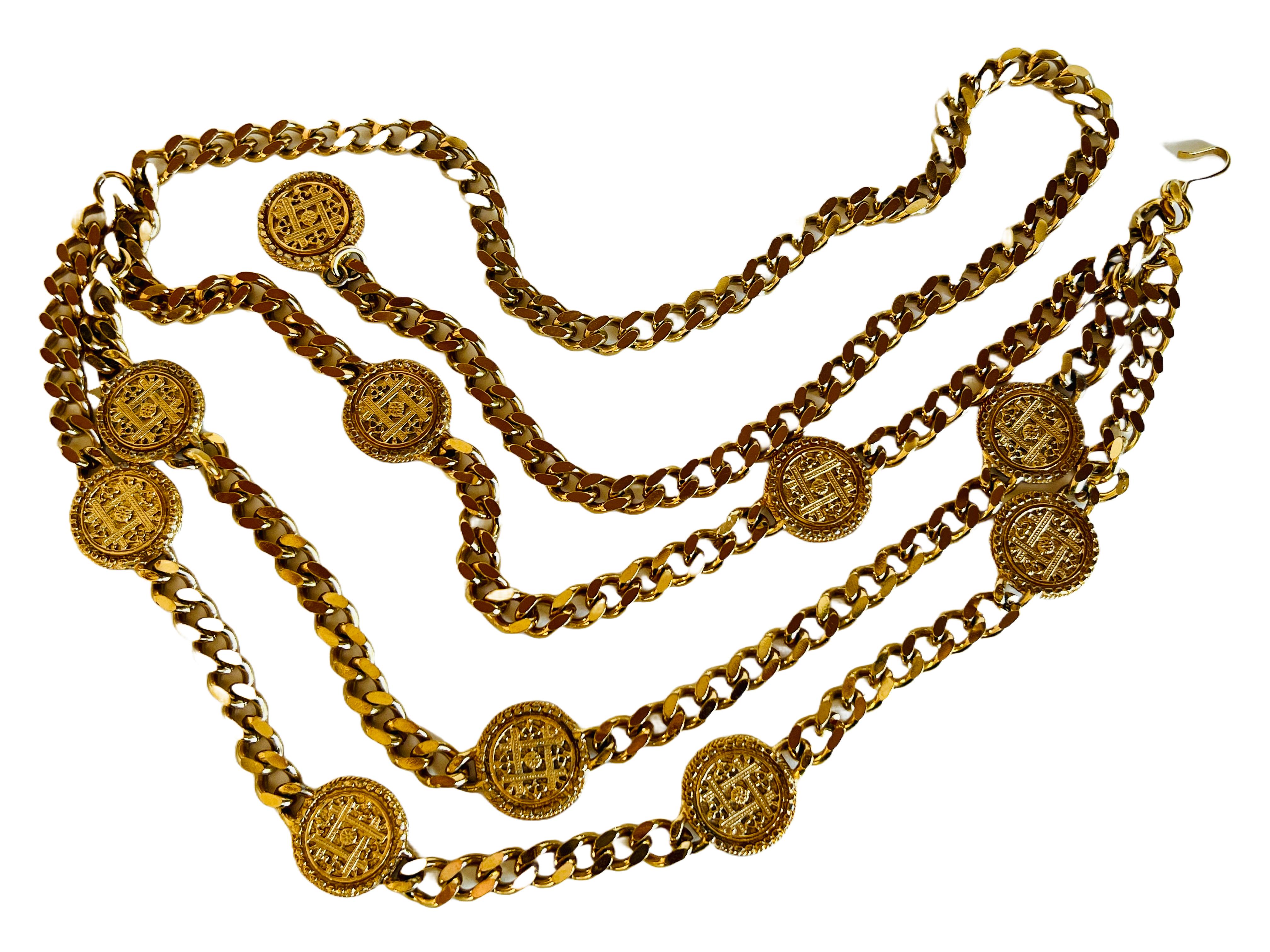 Cette ceinture vintage en chaîne dorée est une pièce magnifiquement réalisée avec un poids substantiel de plus de 314 grammes. Doté de médaillons détaillés et de maillons de chaîne audacieux, il est suffisamment polyvalent pour être porté comme