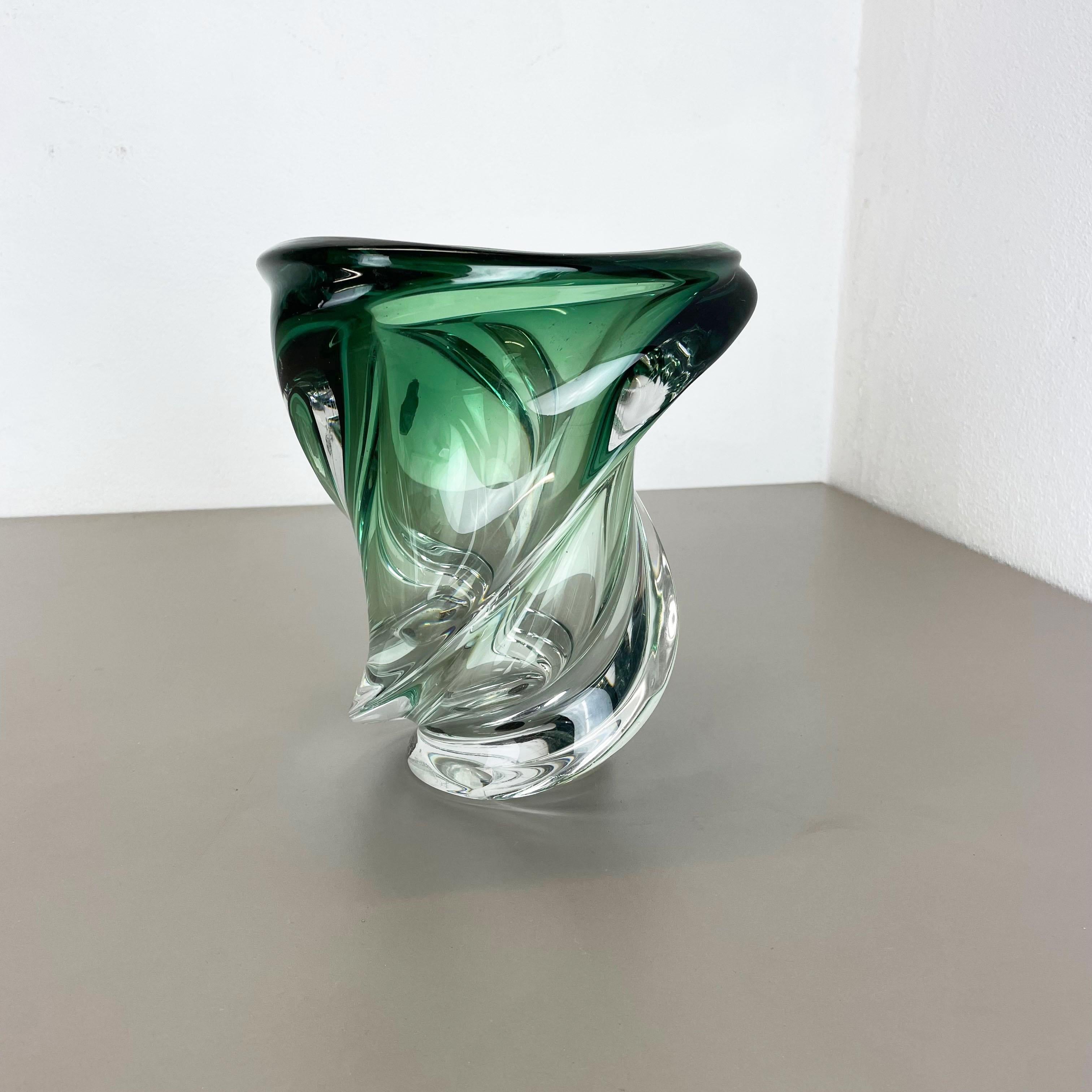 Article :

Vase en verre cristallin



Producteur : 

Val Saint Lambert, Belgique (signé sur le support et étiquette autocollante sur le dessus)


Origine : 

Belgique


Âge : 

1960s



 

Merveilleux élément en verre lourd
