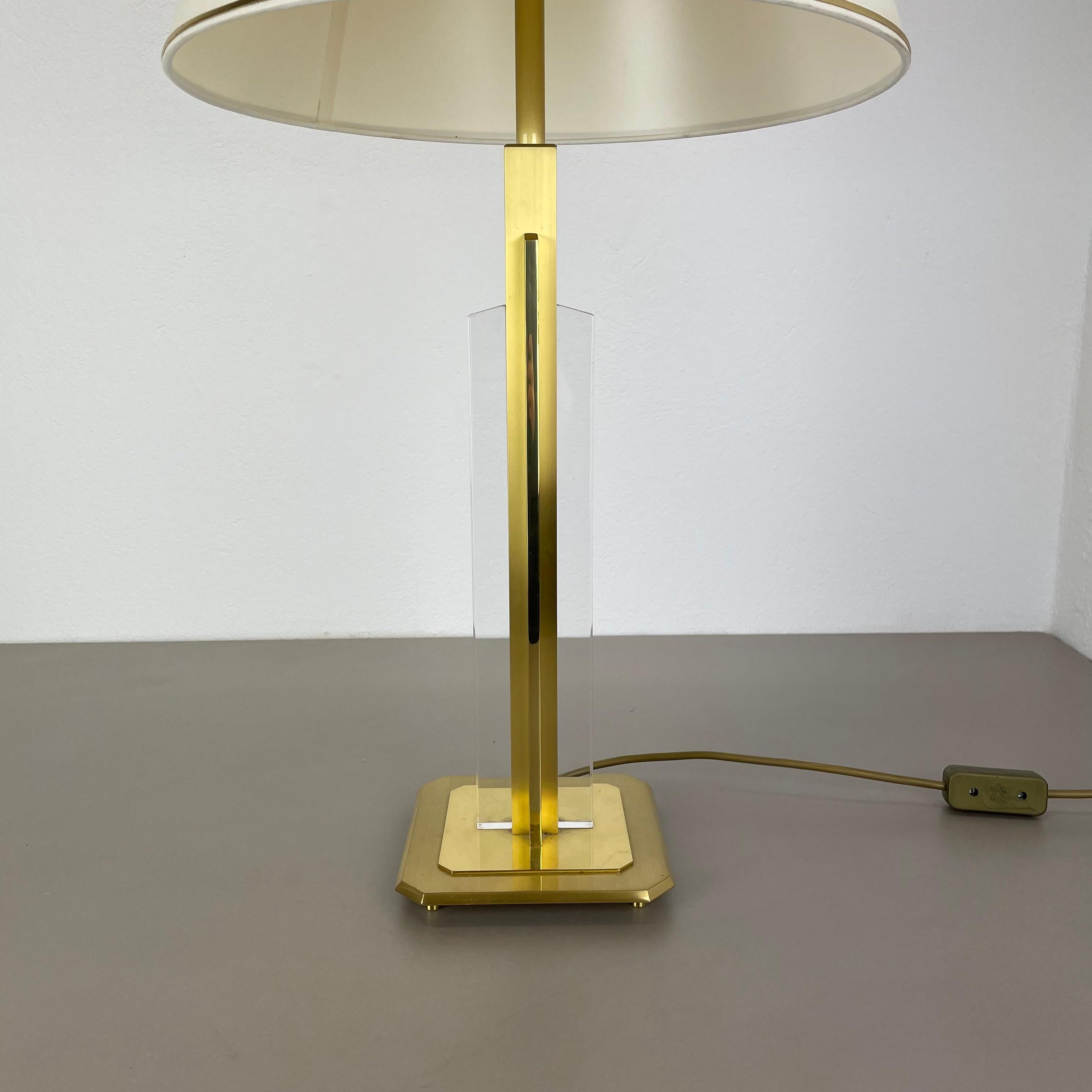 Mid-Century Modern heavy 71cm Hollywood Regency Style Brass and Acryl Table Light, Italy 1970s For Sale