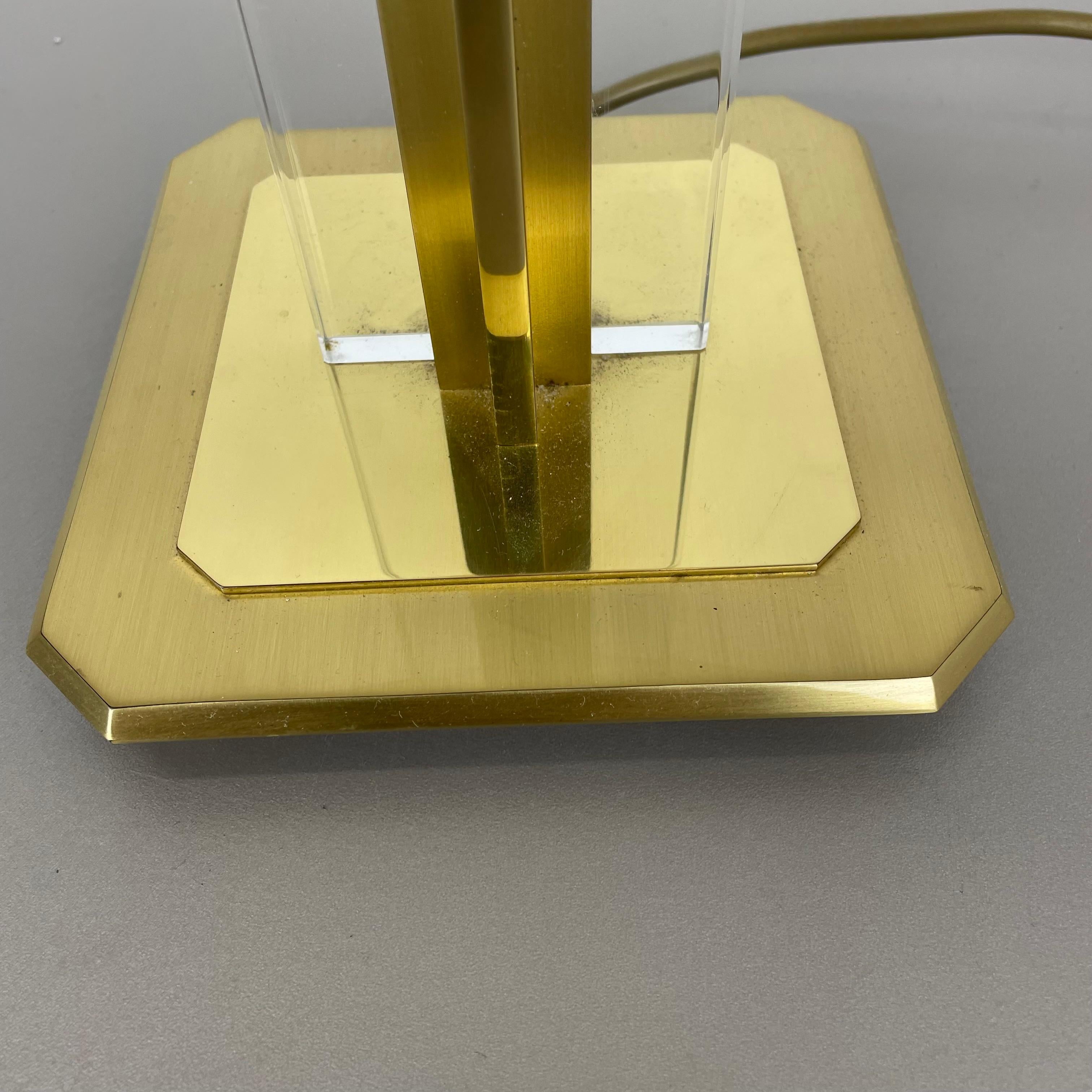 heavy 71cm Hollywood Regency Style Brass and Acryl Table Light, Italy 1970s In Good Condition For Sale In Kirchlengern, DE