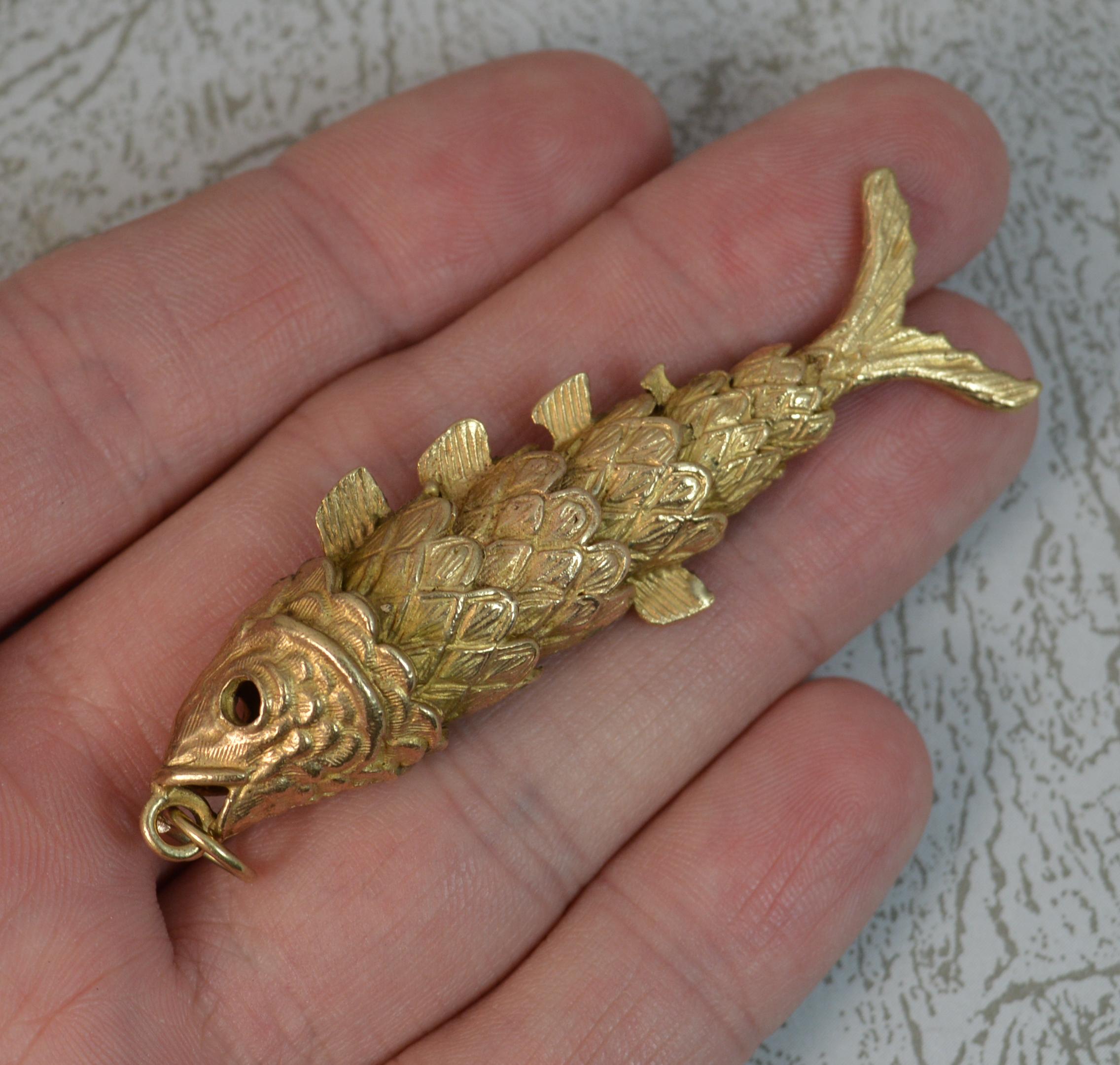A 9 carat yellow gold pendant.
Designed as an articulated fish.
Well made, good gauge.

Condition ; Very good. Crisp design. Well articulated. Clear hallmarks. Issue free.

Please view photographs though note they are significantly bigger than the