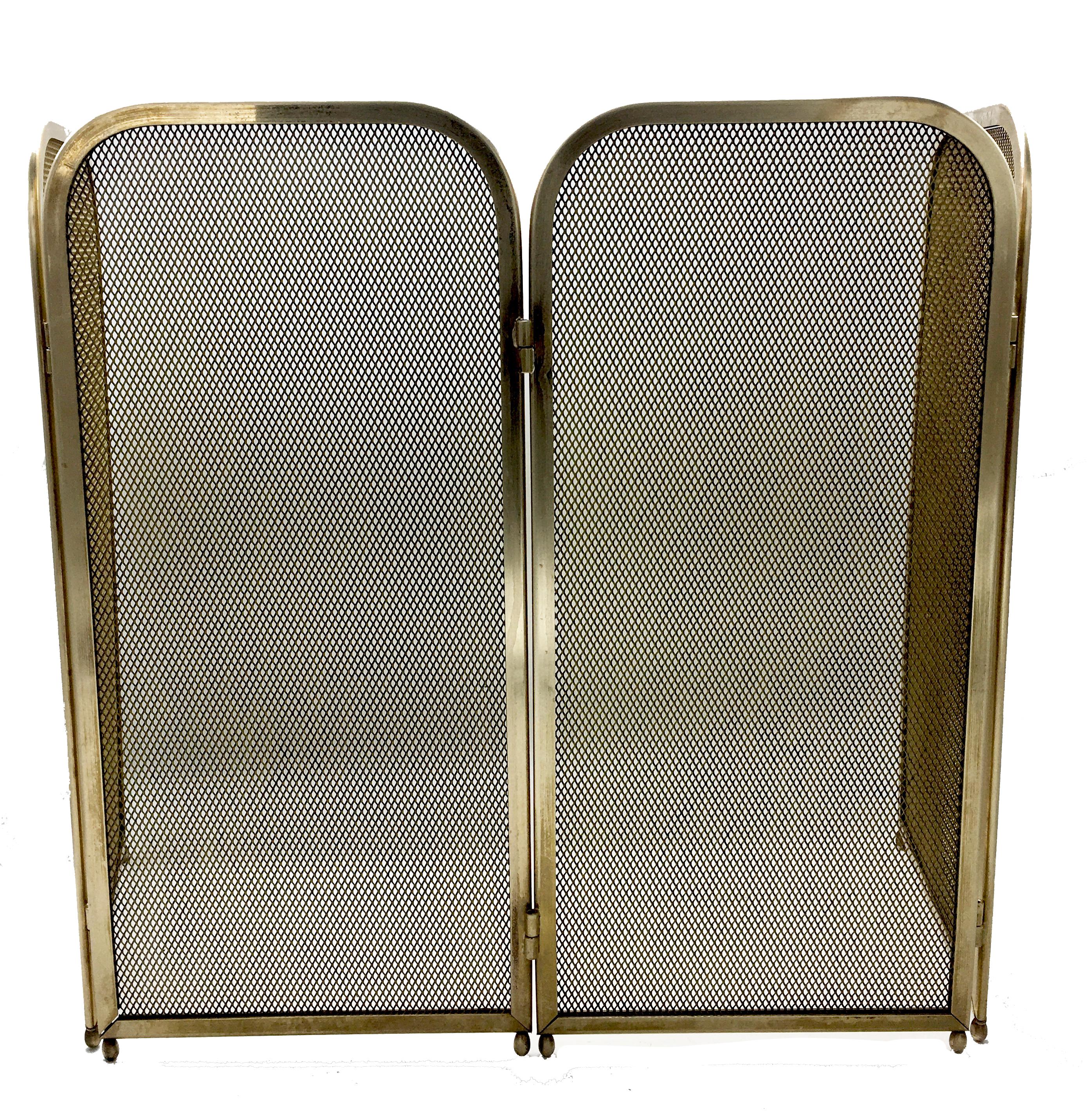 Solid brass fireplace screen with beautifully gilded, sleek 4-stroke shape, high model.
Beautiful sleek design.

Beautiful screen with hinged sides.
Beautiful patina.
The metal grille/braid is trimmed with a rounded brass edge all around.

The