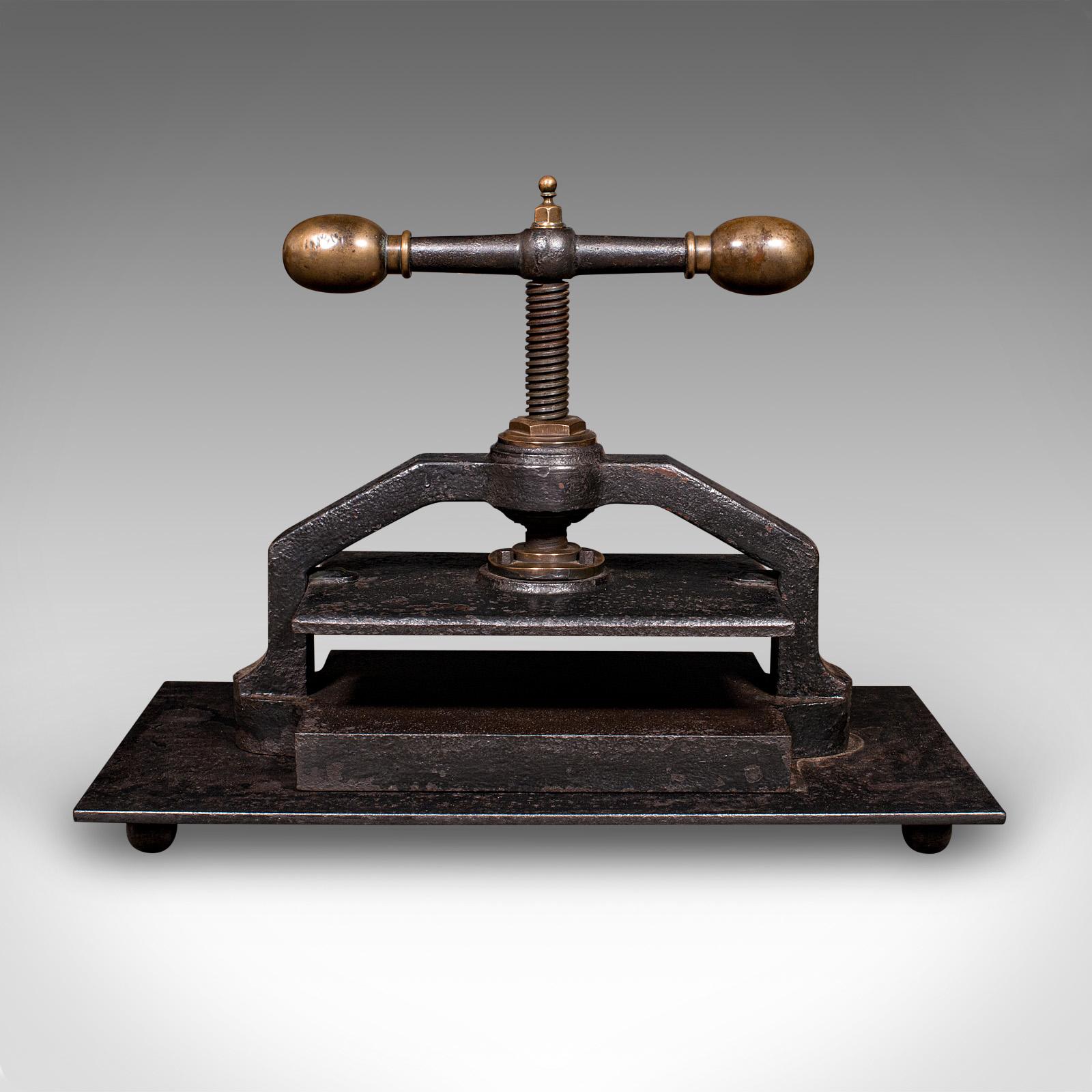 Se trata de una magnífica prensa de libros antigua. Prensa industrial o prensa de flores inglesa de hierro fundido que data del periodo georgiano, hacia 1800. Deliciosamente robusta y táctil, esta pieza demuestra la calidad de la ingeniería y el