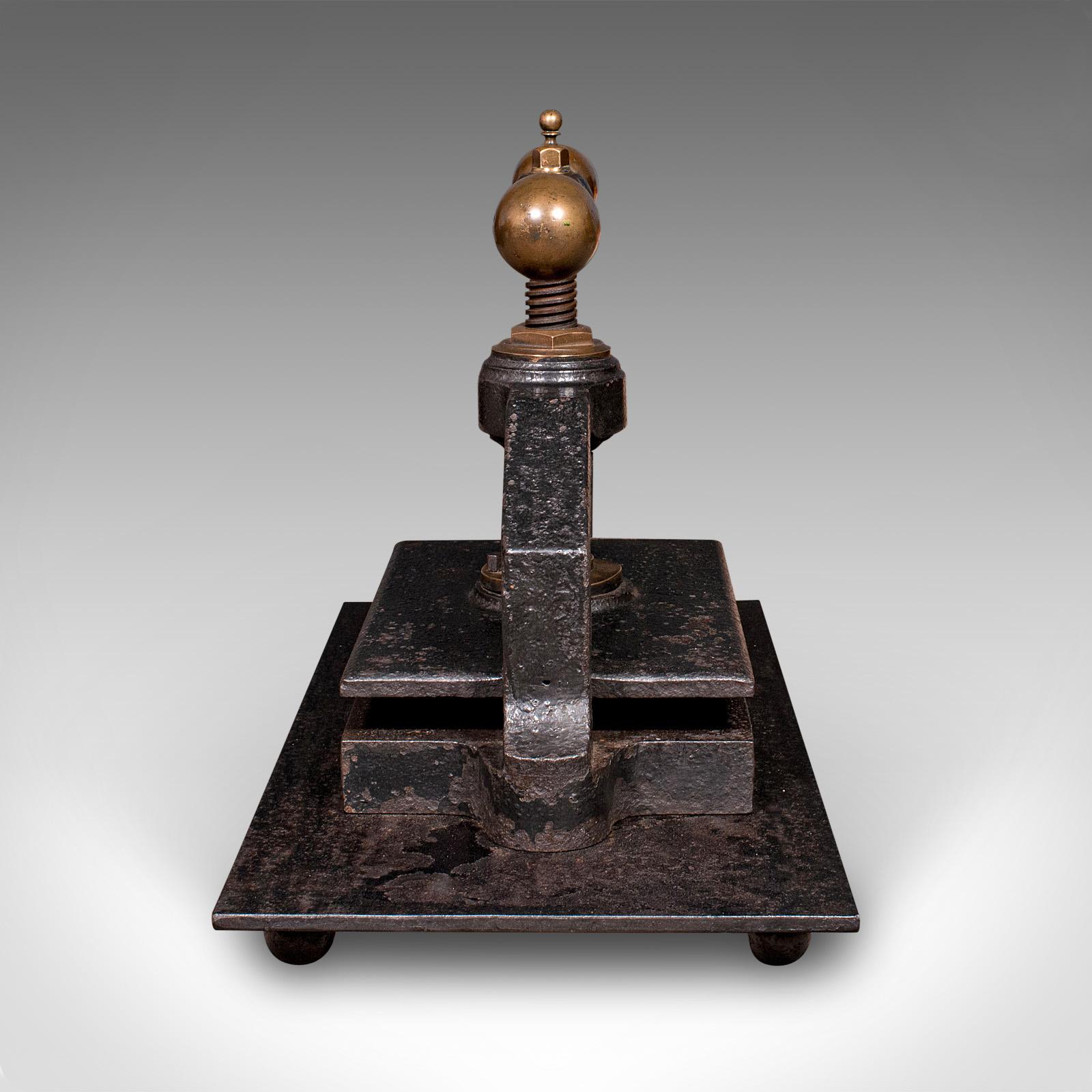 Prensa de Libros Pesada Antigua, Hierro Fundido Inglés, Bronce, Encuadernadora Industrial, Georgiana Británico en venta