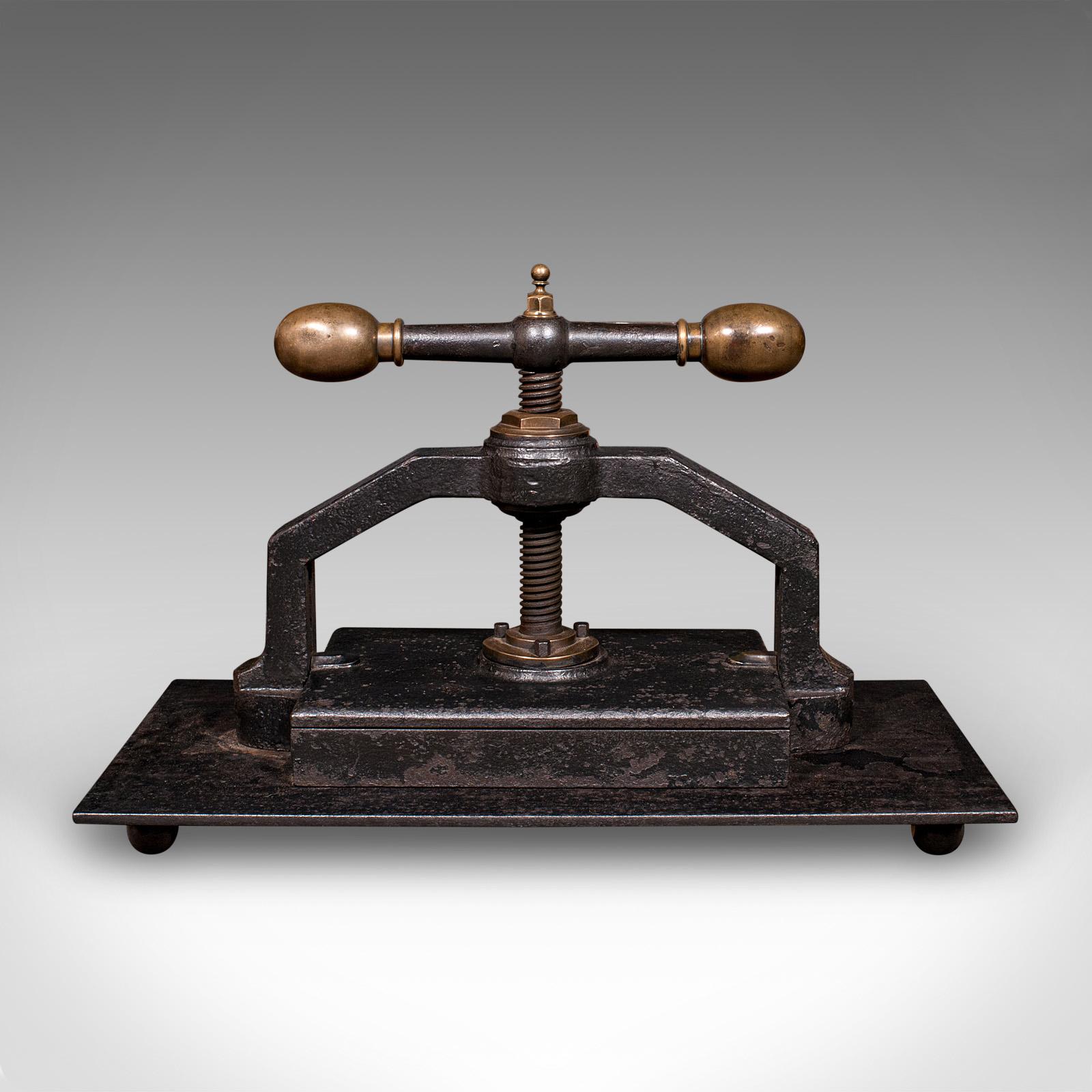 Prensa de Libros Pesada Antigua, Hierro Fundido Inglés, Bronce, Encuadernadora Industrial, Georgiana en Bueno estado para la venta en Hele, Devon, GB