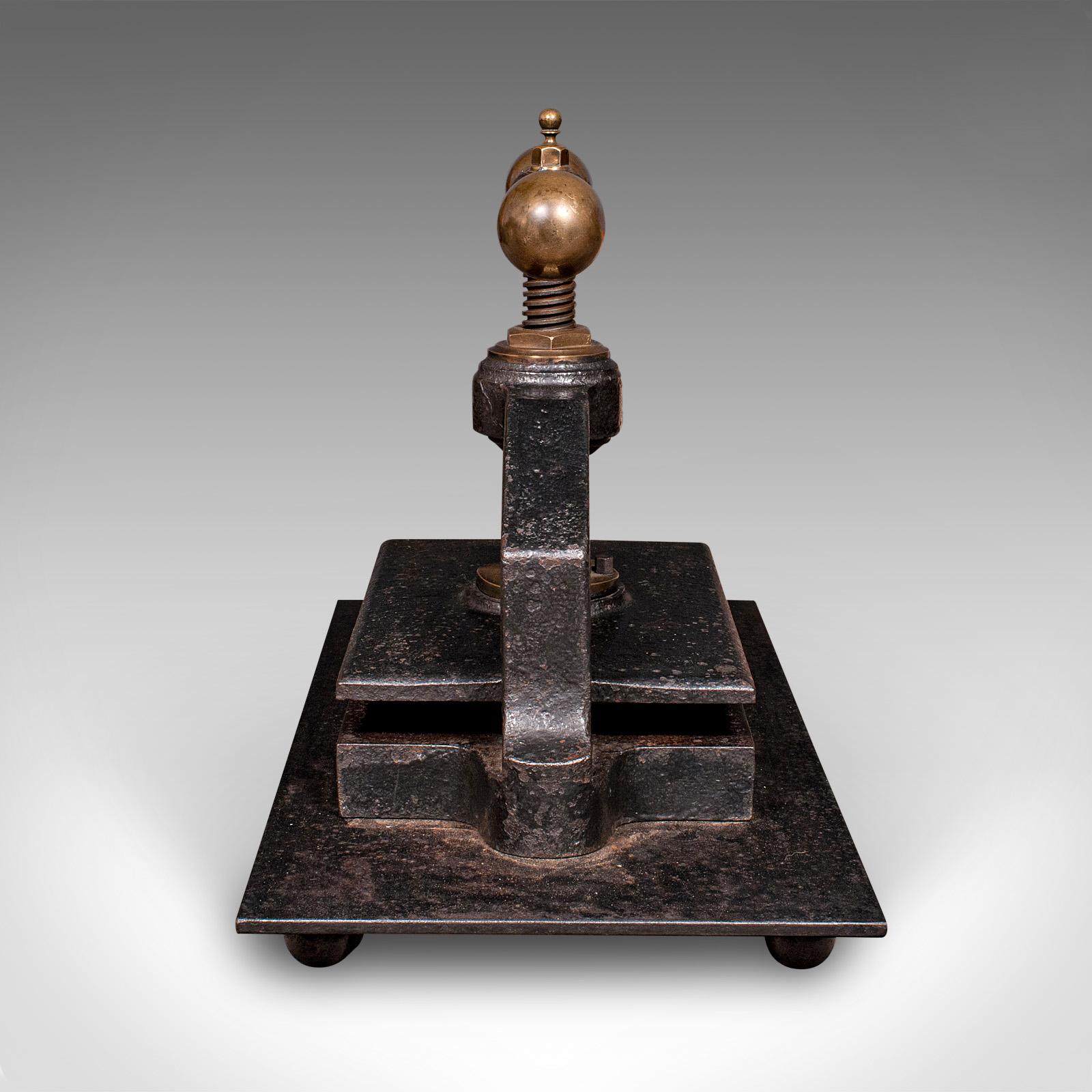 Prensa de Libros Pesada Antigua, Hierro Fundido Inglés, Bronce, Encuadernadora Industrial, Georgiana principios del siglo XIX en venta