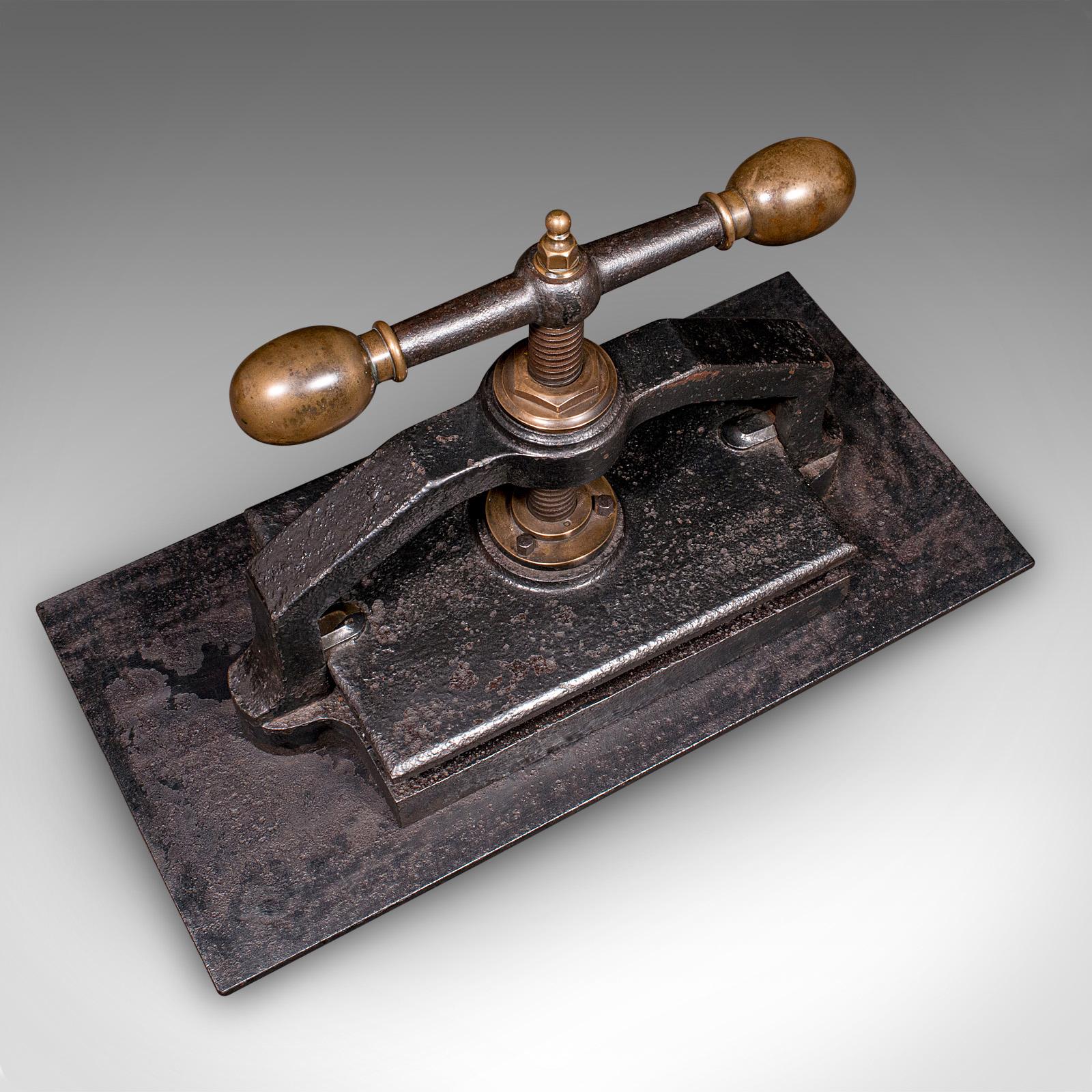 Prensa de Libros Pesada Antigua, Hierro Fundido Inglés, Bronce, Encuadernadora Industrial, Georgiana en venta 1