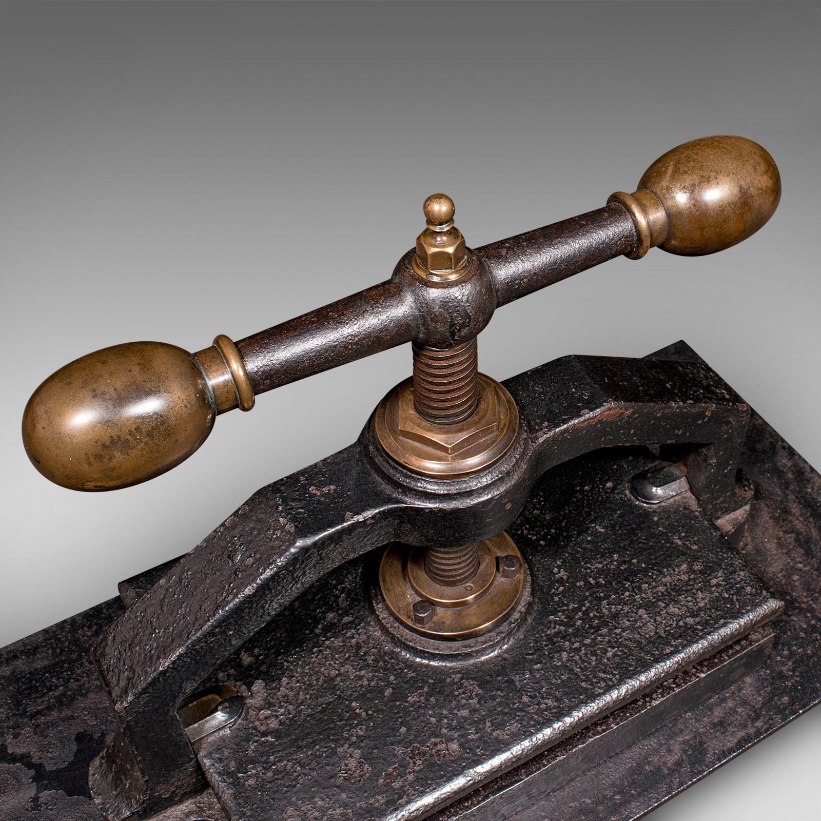 Prensa de Libros Pesada Antigua, Hierro Fundido Inglés, Bronce, Encuadernadora Industrial, Georgiana en venta 2