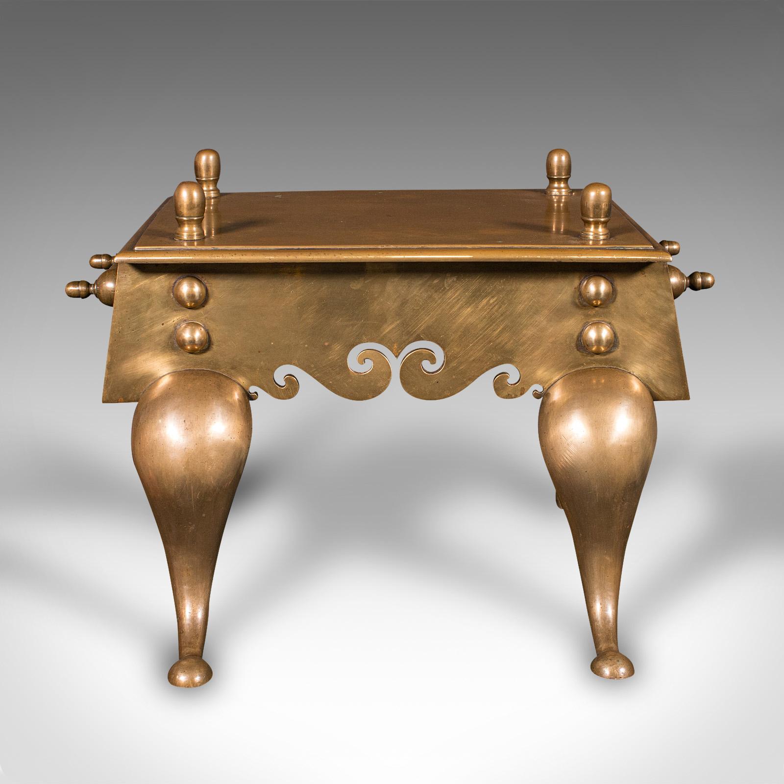 Il s'agit d'un élégant valet de pied d'époque Regency, qui témoigne d'une superbe qualité d'exécution et d'une élégance intemporelle, vers 1820. Cette importante cheminée à cantou présente une forme gracieuse et des tons de laiton doré
