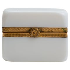 Boîte ancienne française en cristal opalin blanc laiteux de Baccarat, avec monture en bronze doré