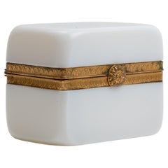 Boîte ancienne française en cristal opalin blanc laiteux de Baccarat, avec monture en bronze doré