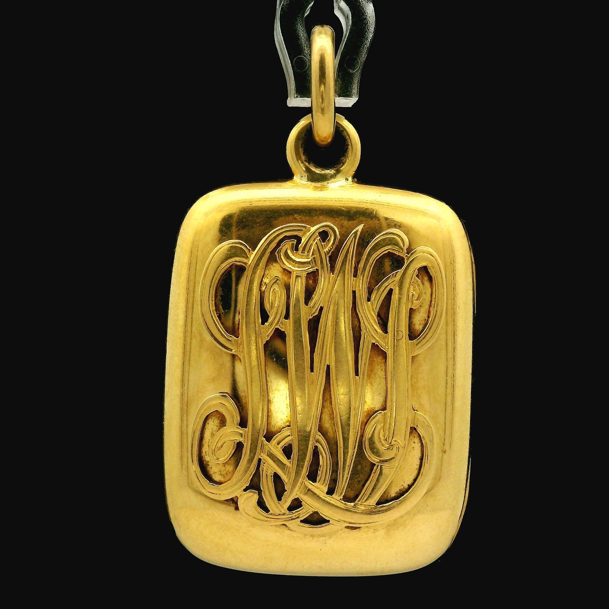 -Pierre(s)
(1) Pierre blanche - taille ancienne - pavé étoilé - couleur blanc pur - 4,75 mm (approx.)

MATERIAL : Or jaune 18 carats massif, l'intérieur du cadre contient une partie transparente qui n'est pas en or.
Poids : 22,1 grammes
Largeur