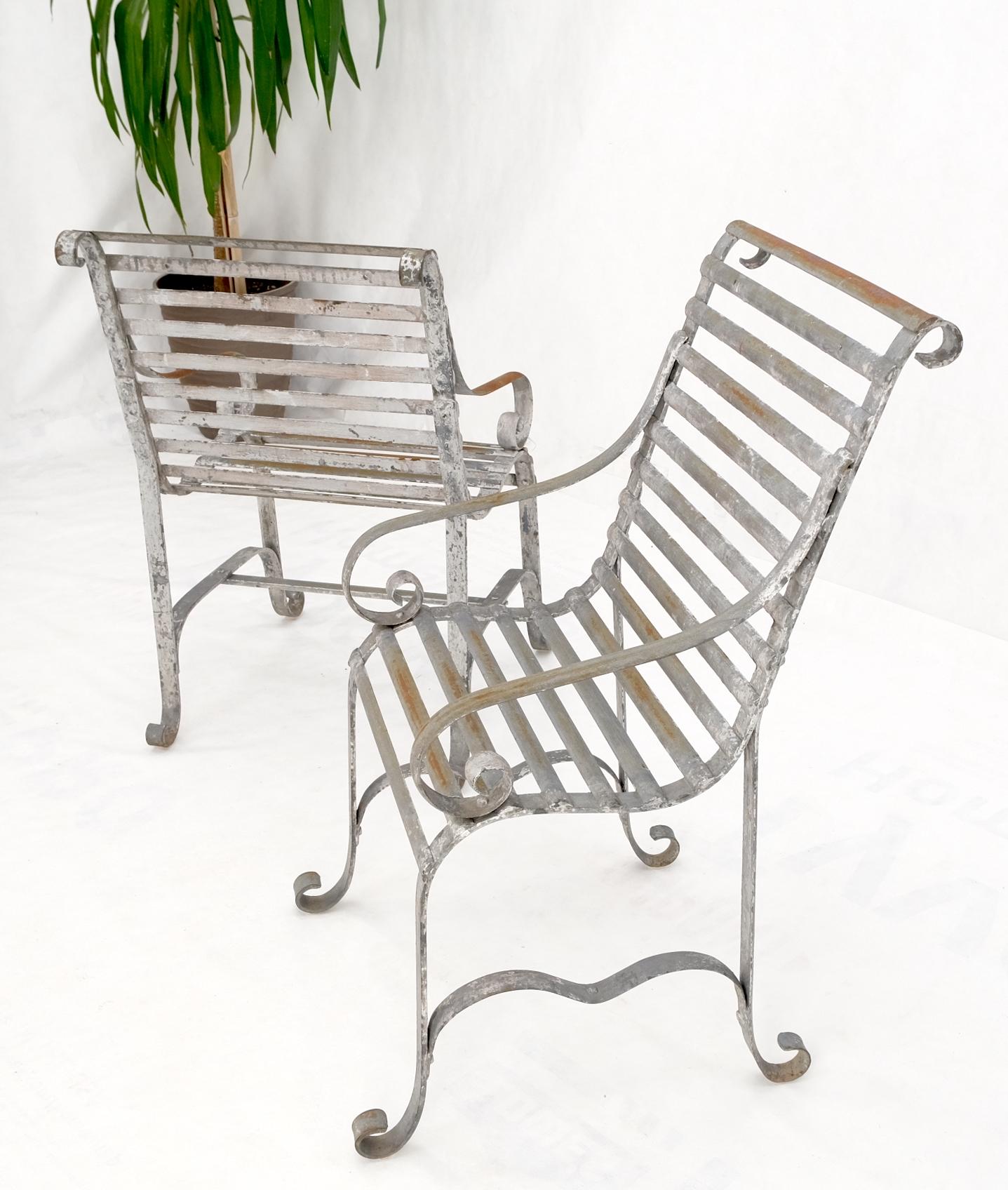 Schwere antike schmiedeeiserne Gartenstühle für sie und ihn.
Metallrippen Schlitze und Nieten Design, gut aussehende Form.
