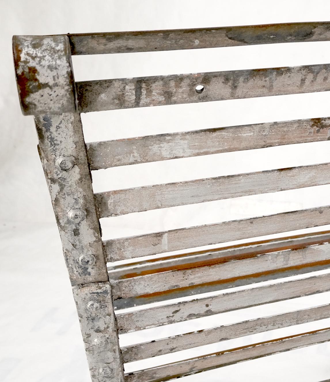 Chaises d'extérieur en fer forgé ancien His & Hers Bon état - En vente à Rockaway, NJ