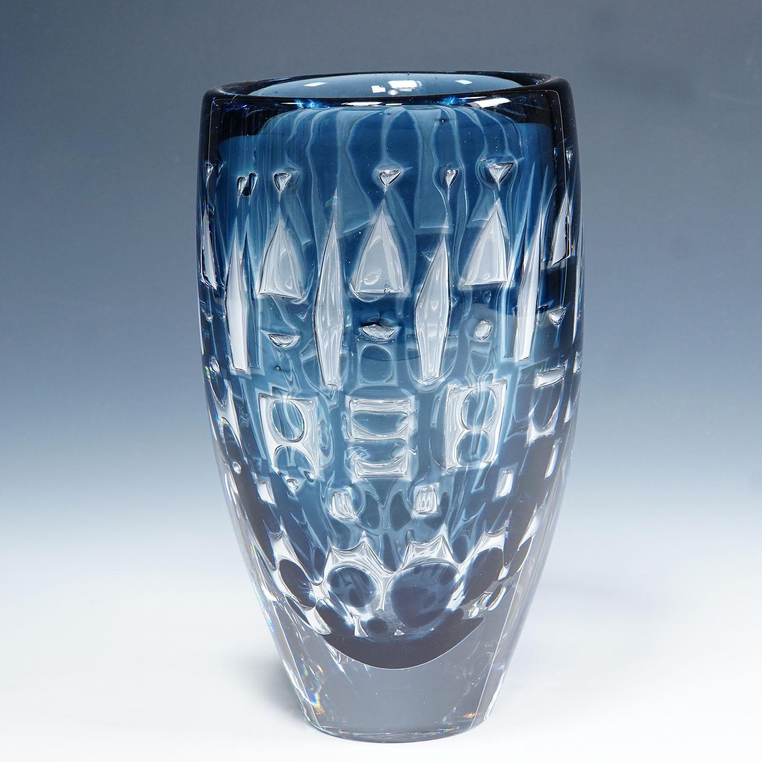 Vaso pesante in vetro Ariel di Ingeborg Lundin per Orrefors, Svezia 1964

Vaso pesante della serie Ariel di Orrefors disegnato da Ingeborg Lundin, Svezia, anni '50 circa. Vetro incolore con una copertura blu, raffreddato, sabbiato con un motivo