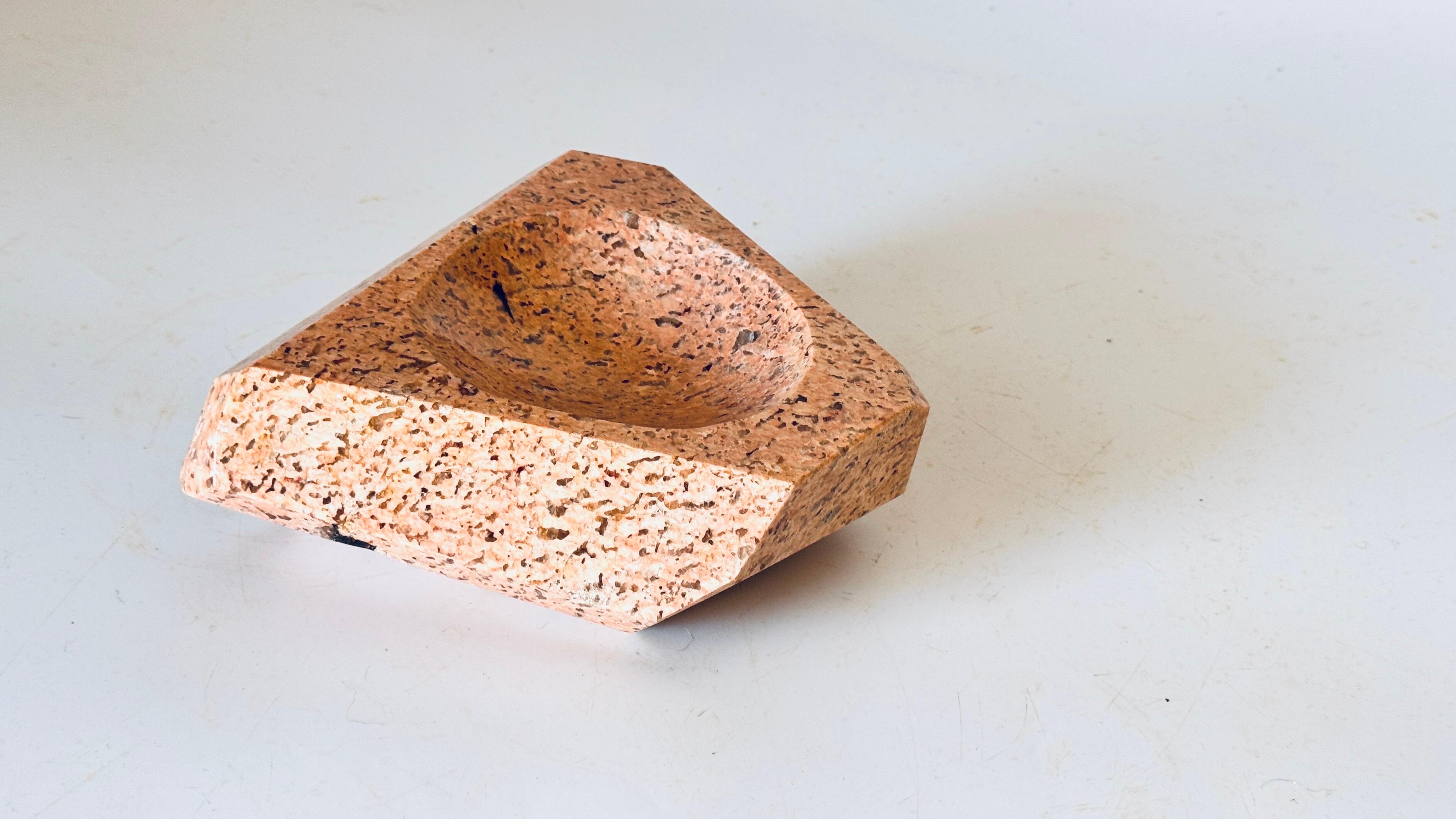 Heavy Art Deco Ashtray, 1930s, Straight Lines Inspired by Bauhaus Pink Marble For Sale 6