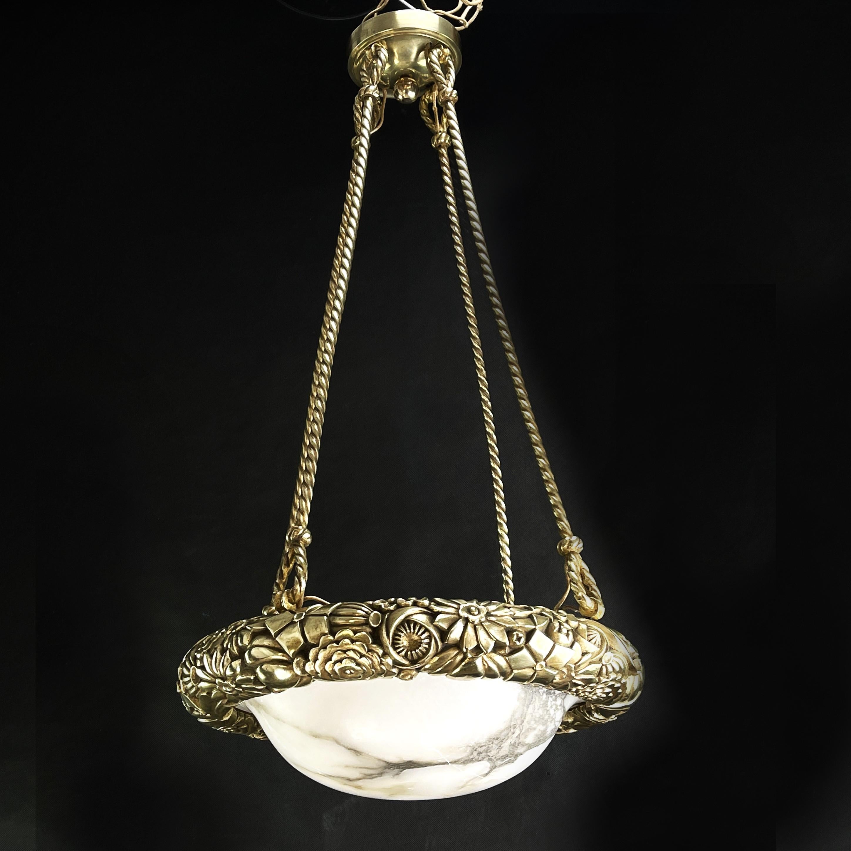 Cette magnifique lampe suspendue ancienne et florale séduit par son design Art Déco simple et sobre. La lampe donne une lumière très agréable. Ce plafonnier est un classique absolu du design de la période Art déco.

La lampe est équipée de quatre