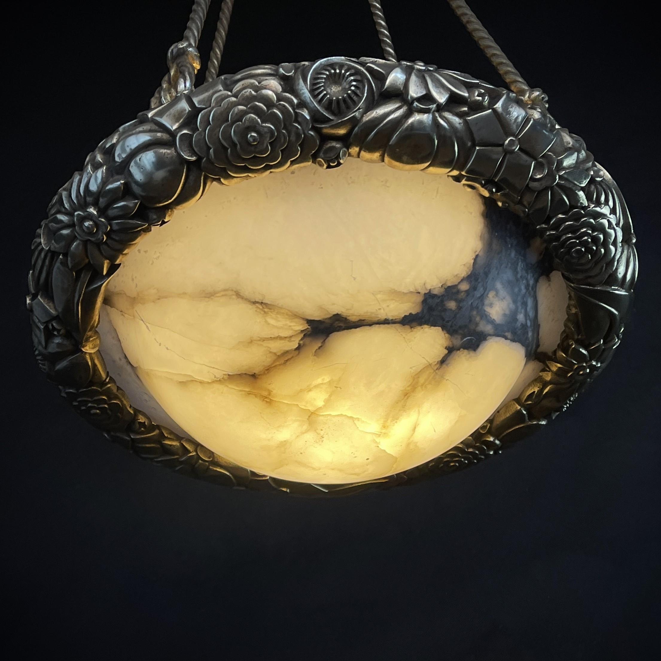 Art nouveau Lampe suspendue Art Déco lourde en bronze Lampe en forme de bol en albâtre, années 1920 en vente