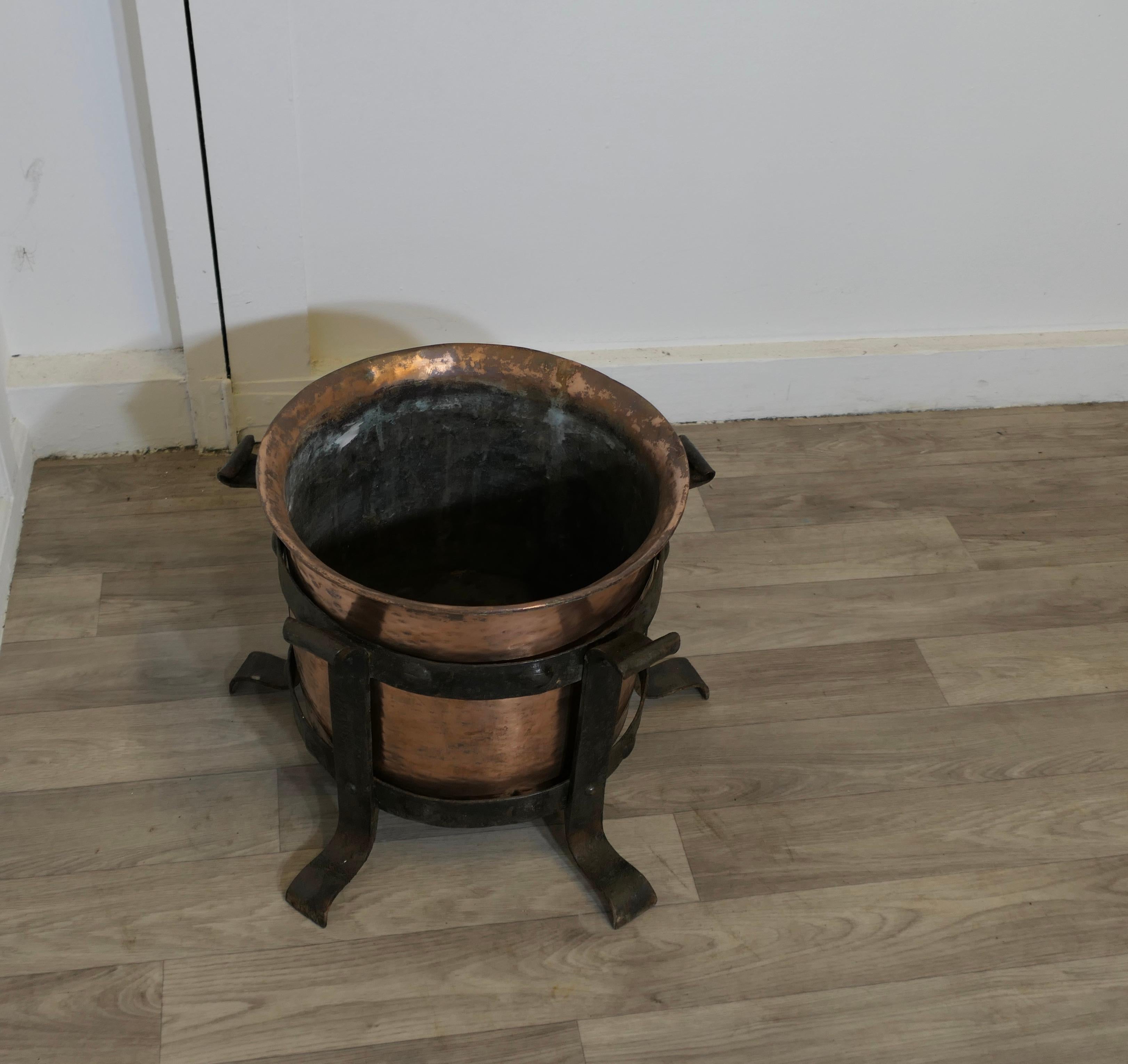 Fin du XIXe siècle Corbeille à bûches en cuivre et fer forgé Heavy Arts and Craft en vente