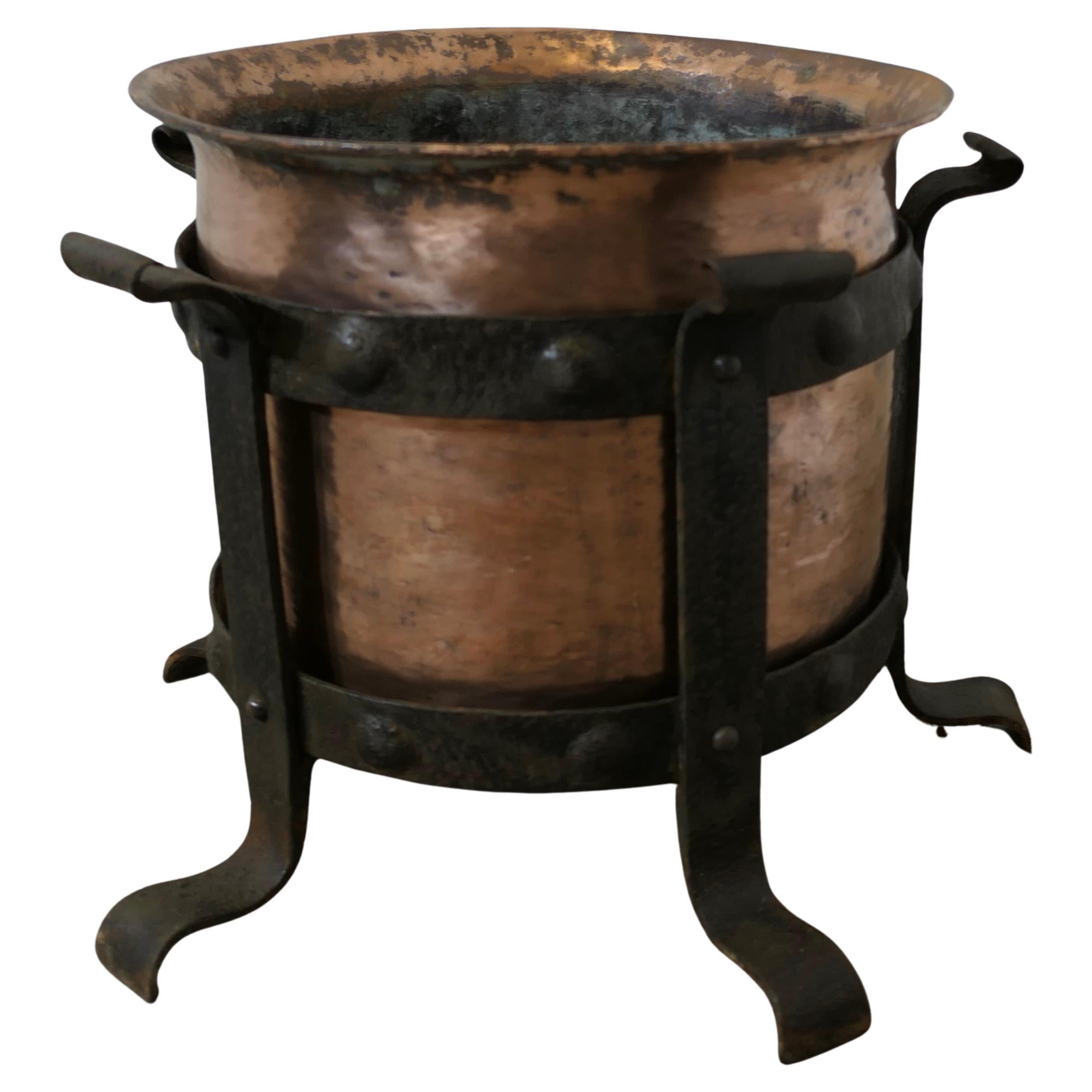 Corbeille à bûches en cuivre et fer forgé Heavy Arts and Craft