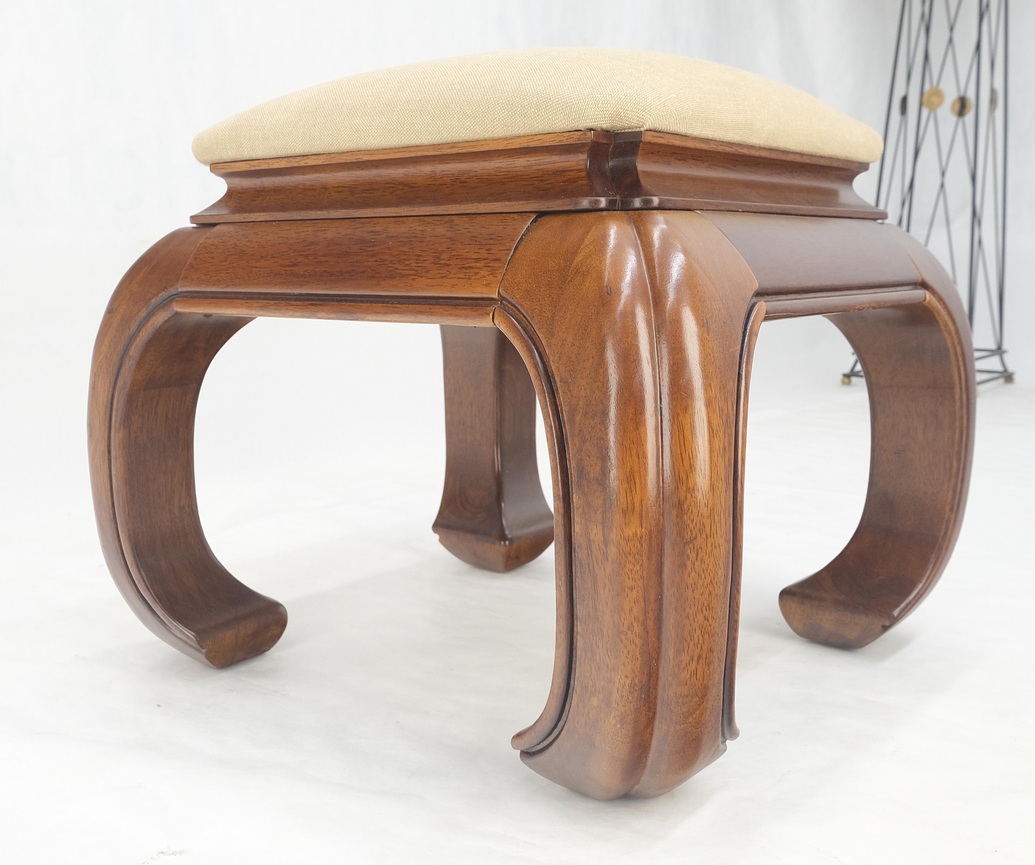 20ième siècle Tabouret de pied asiatique lourd en acajou massif Banc Ottoman New Solid Linen Upholstery en vente