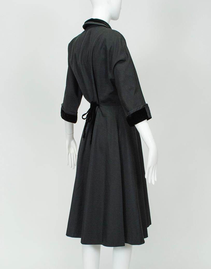 Témoin de la façon dont les vêtements de qualité étaient fabriqués autrefois, cette robe taille chemise immaculée pour le jour et le soir bénéficie d'un savoir-faire impeccable, comme les boutonnières finies, les finitions à la main et le luxueux