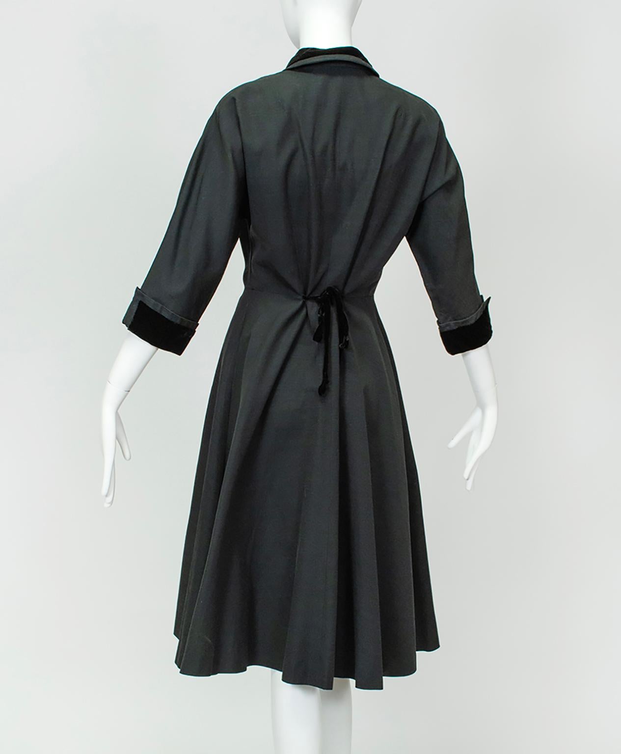 Noir Robe circulaire en faille de soie noire à taille chemise avec bordure en velours, M-L, fin des années 1940 en vente