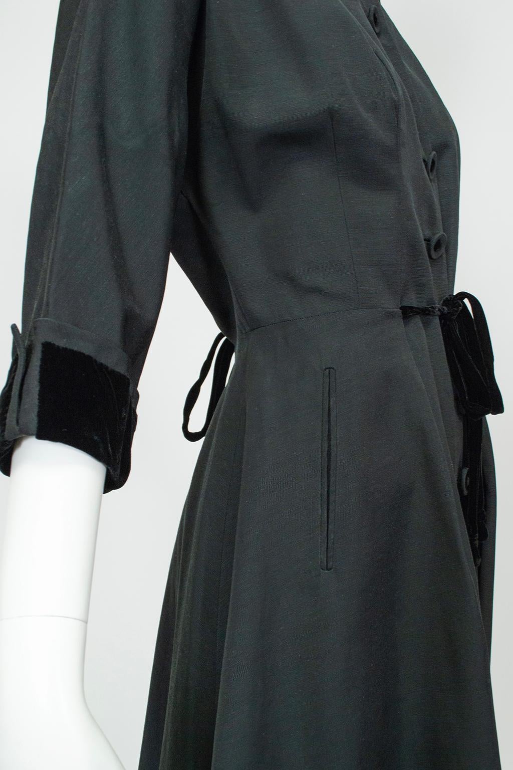 Robe circulaire en faille de soie noire à taille chemise avec bordure en velours, M-L, fin des années 1940 Bon état - En vente à Tucson, AZ