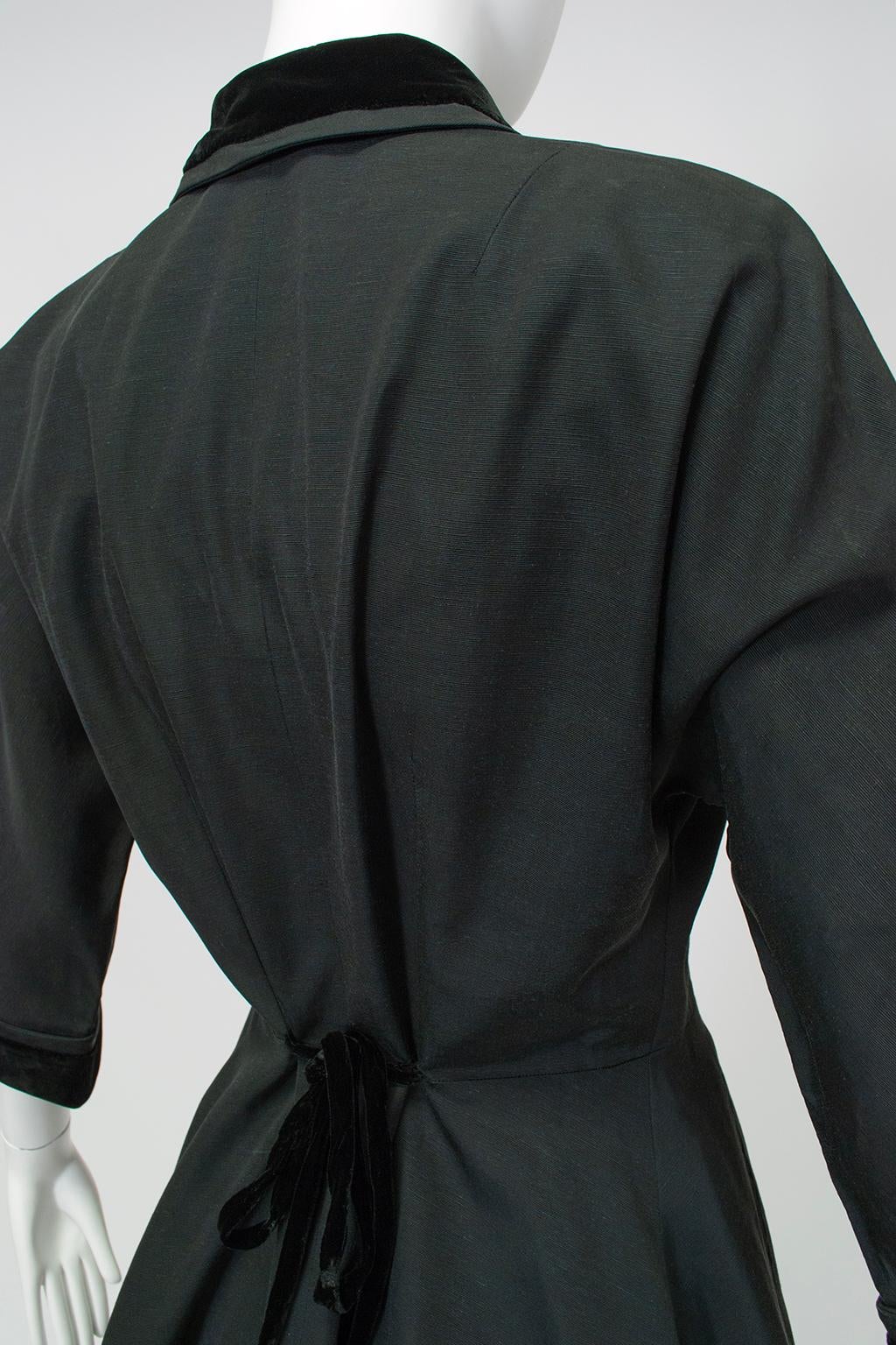 Robe circulaire en faille de soie noire à taille chemise avec bordure en velours, M-L, fin des années 1940 Pour femmes en vente