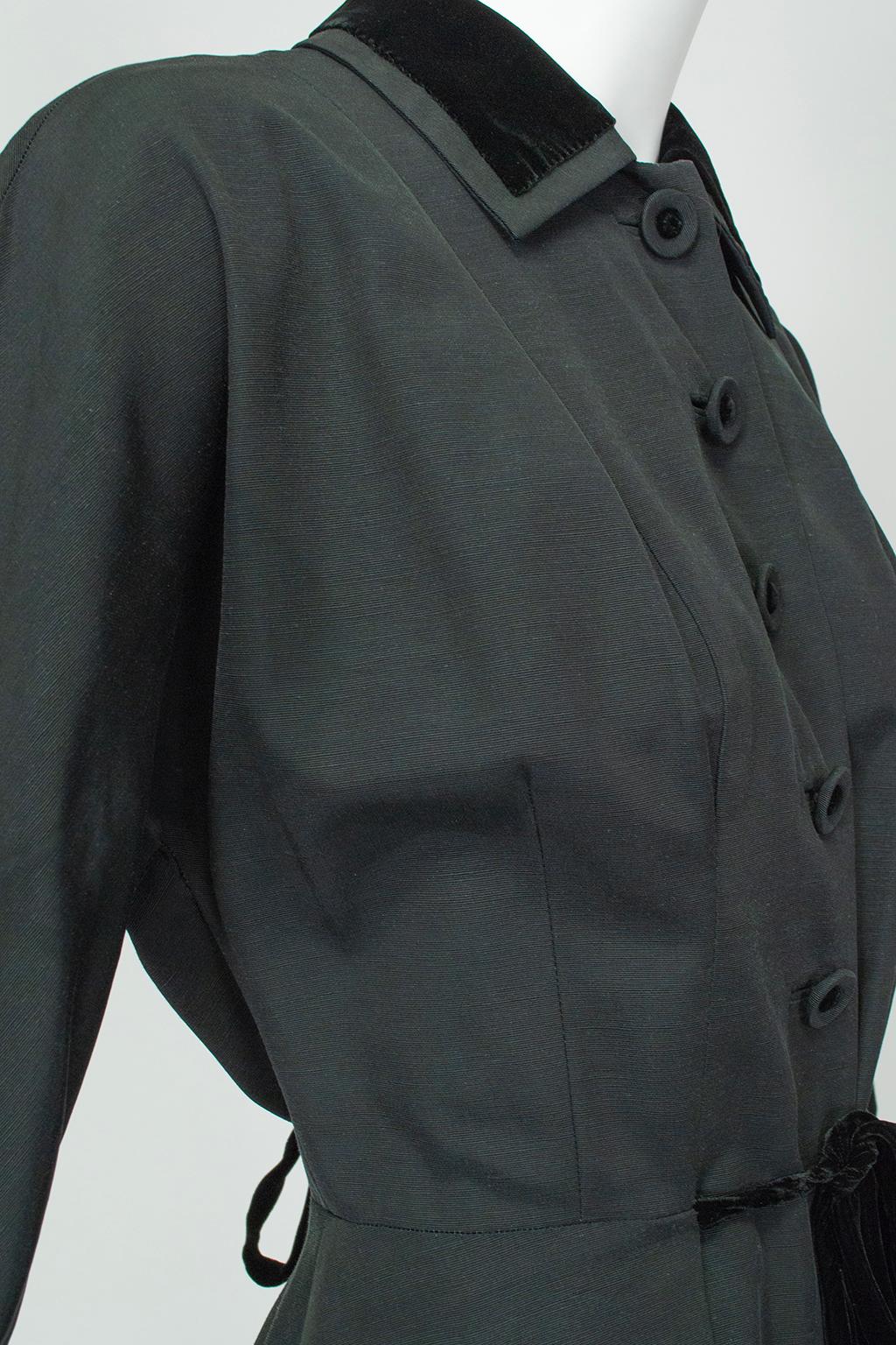 Robe circulaire en faille de soie noire à taille chemise avec bordure en velours, M-L, fin des années 1940 en vente 1
