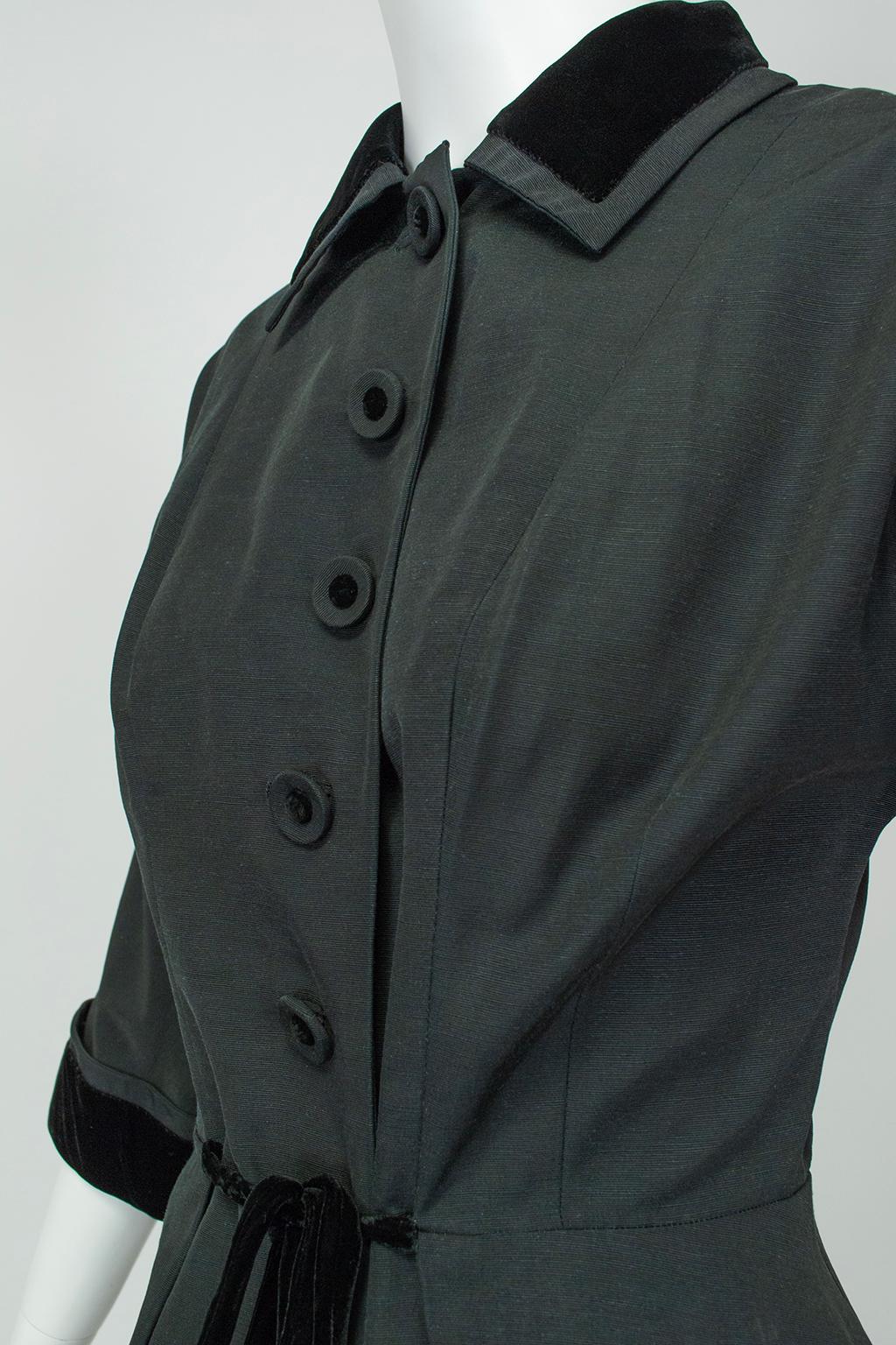 Robe circulaire en faille de soie noire à taille chemise avec bordure en velours, M-L, fin des années 1940 en vente 2