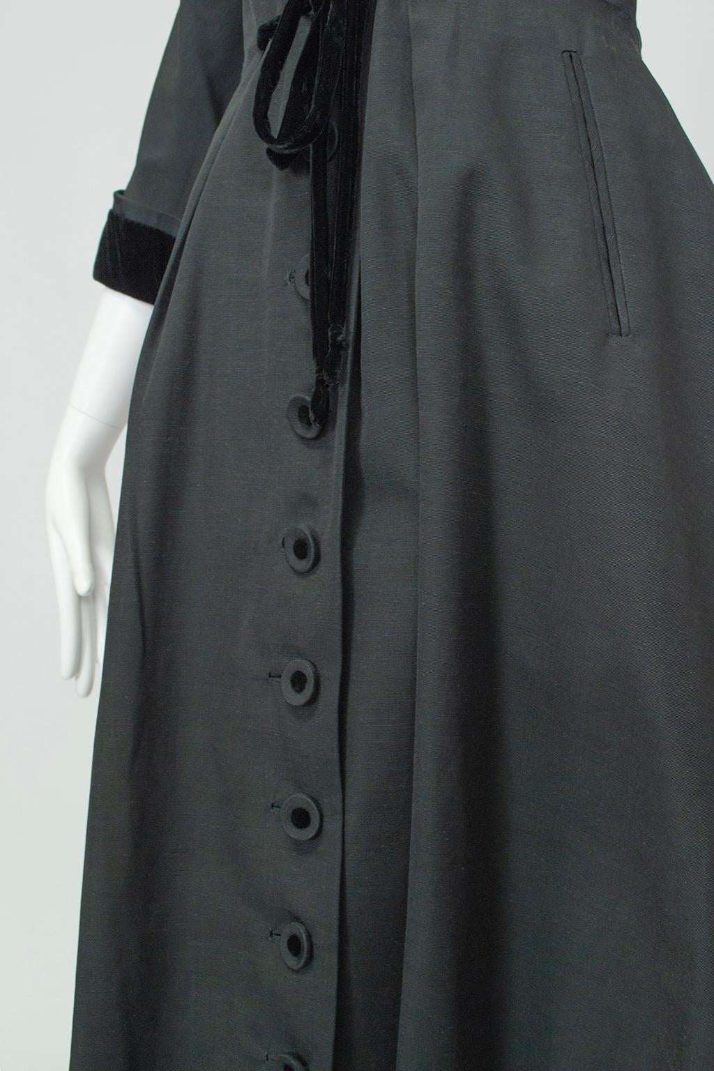 Robe circulaire en faille de soie noire à taille chemise avec bordure en velours, M-L, fin des années 1940 en vente 4