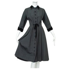 Schweres schwarzes Seidenfaille-Hemdwaist-Kreuzkleid mit Samtbesatz aus Seide, M-L, Ende der 1940er Jahre