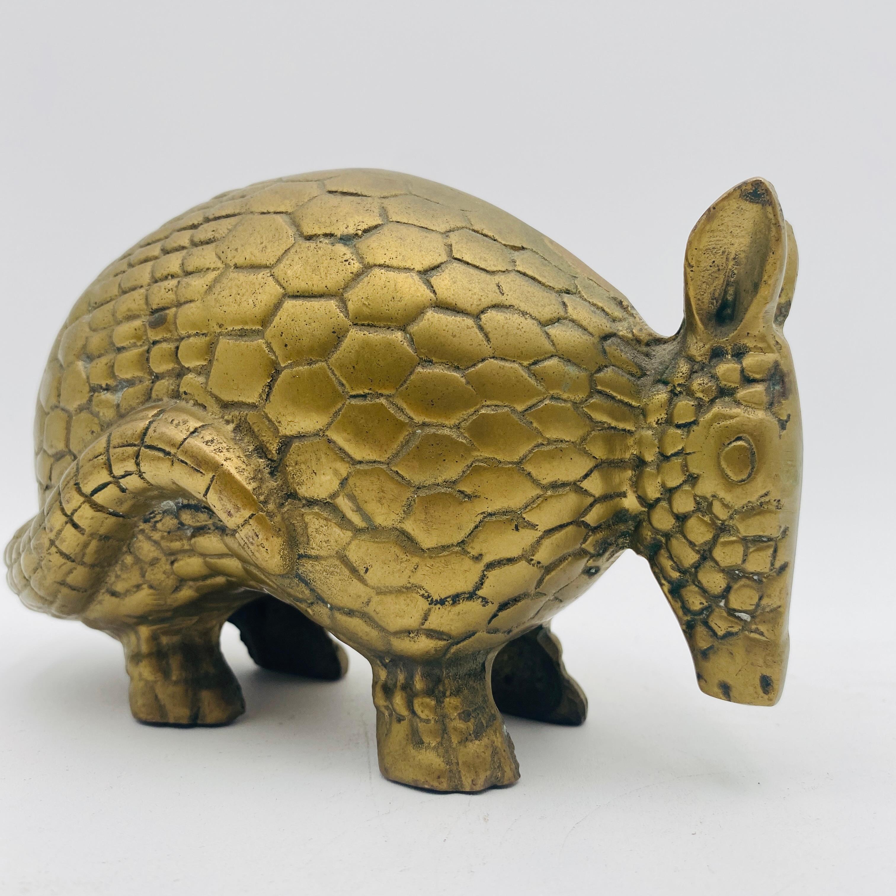 Dies ist eine schwere Gürteltierfigur aus Messing, die in den 1970er Jahren hergestellt wurde. Diese schöne Skulptur kann auch als Buchstütze, Briefbeschwerer oder Türstopper verwendet werden. 