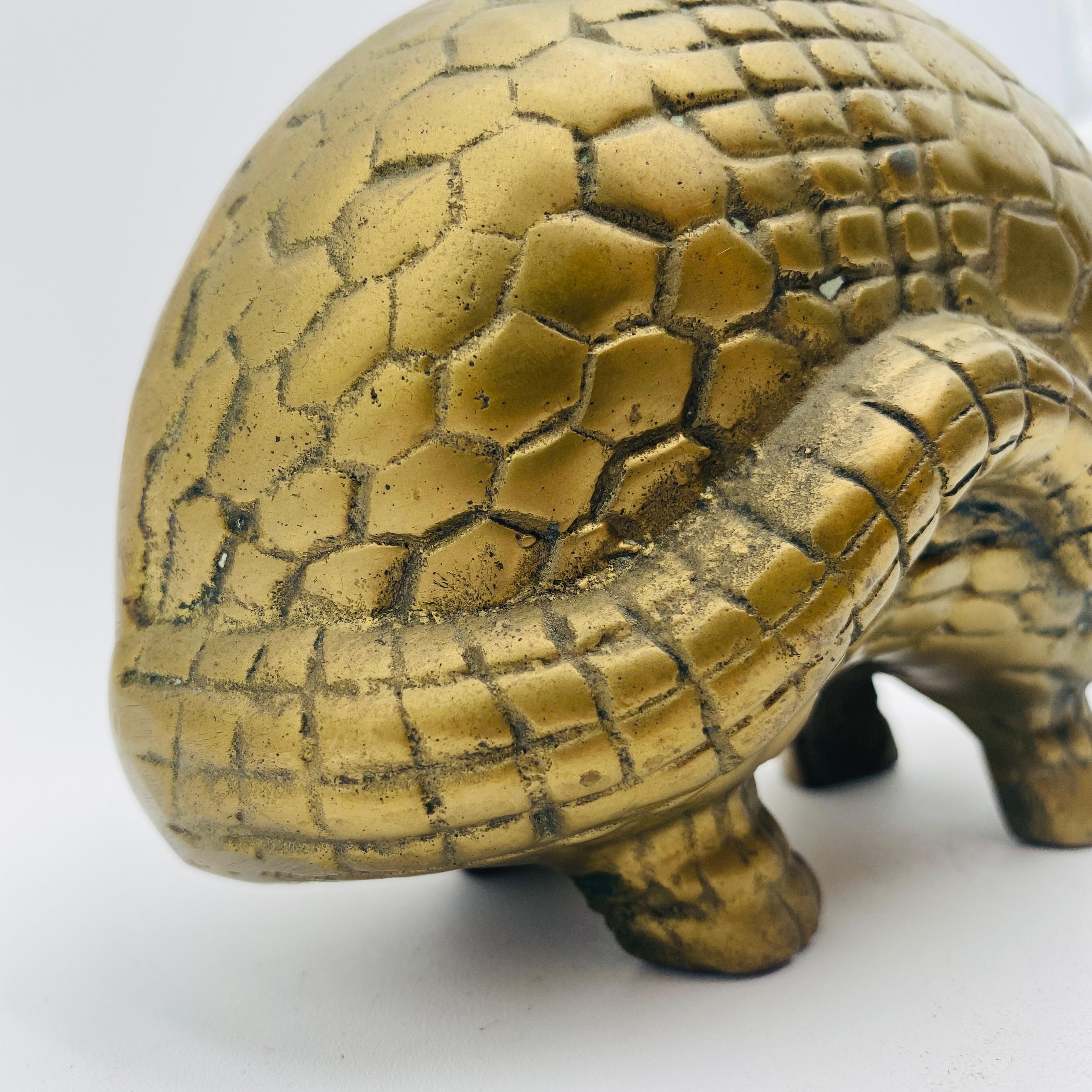 Schweres Messing Gürteltier Figur Skulptur 1970er Jahre (Unbekannt) im Angebot