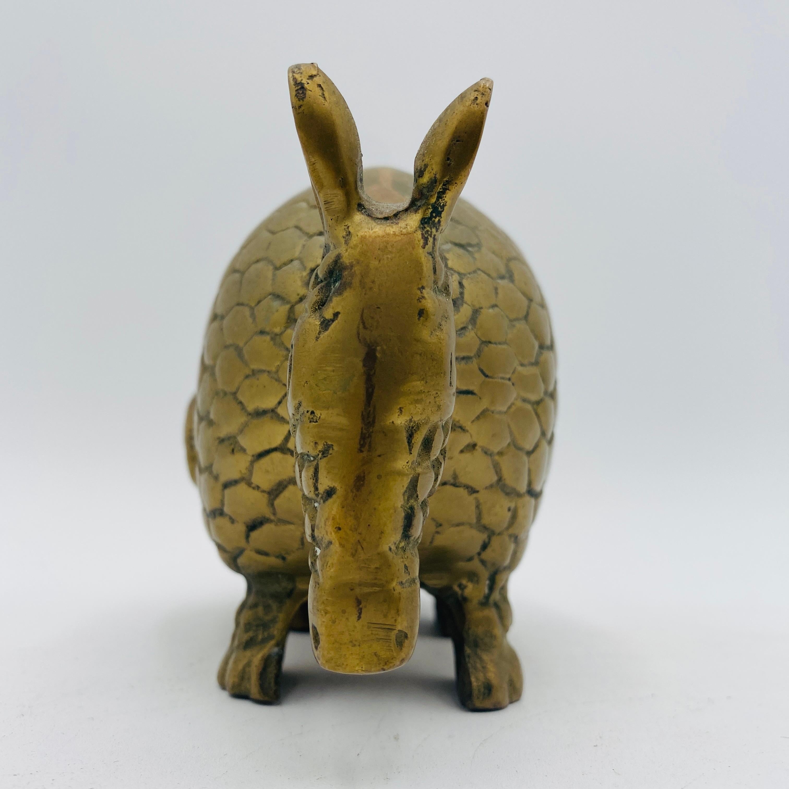Schweres Messing Gürteltier Figur Skulptur 1970er Jahre im Angebot 1