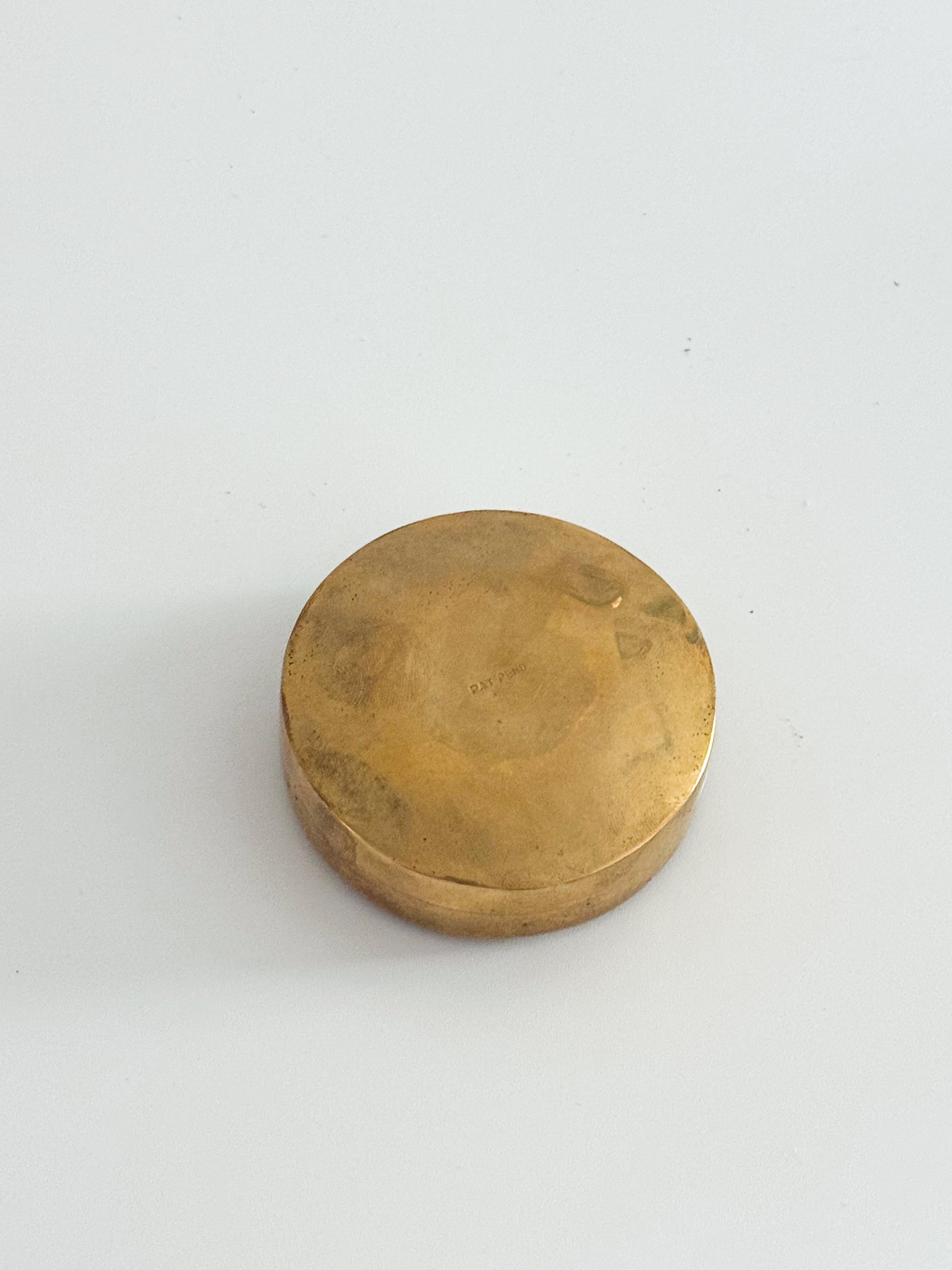 Heavy Brass Aspirin Pill Box – Mid-Century American Twist-Top Container Novelty For Sale 2