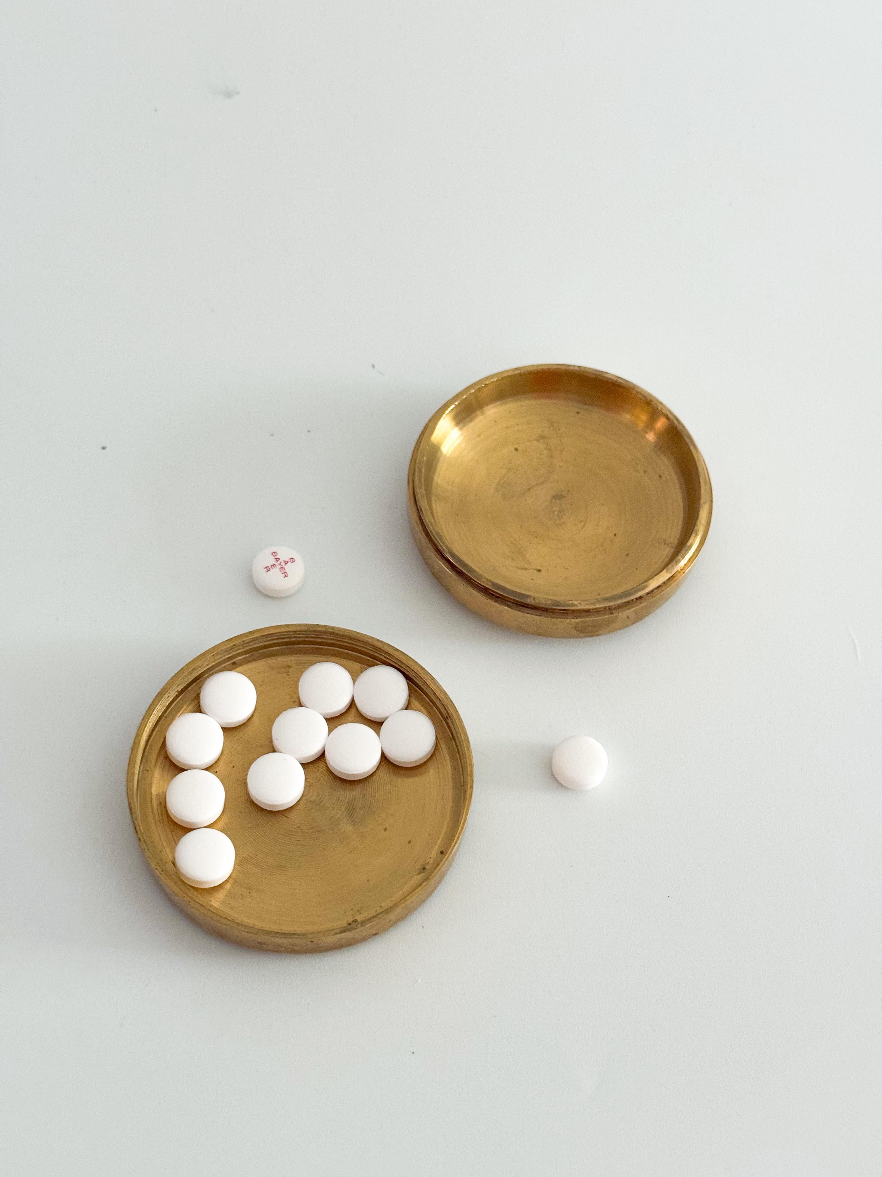 Heavy Brass Aspirin Pill Box – Mid-Century American Twist-Top Container Novelty For Sale 3