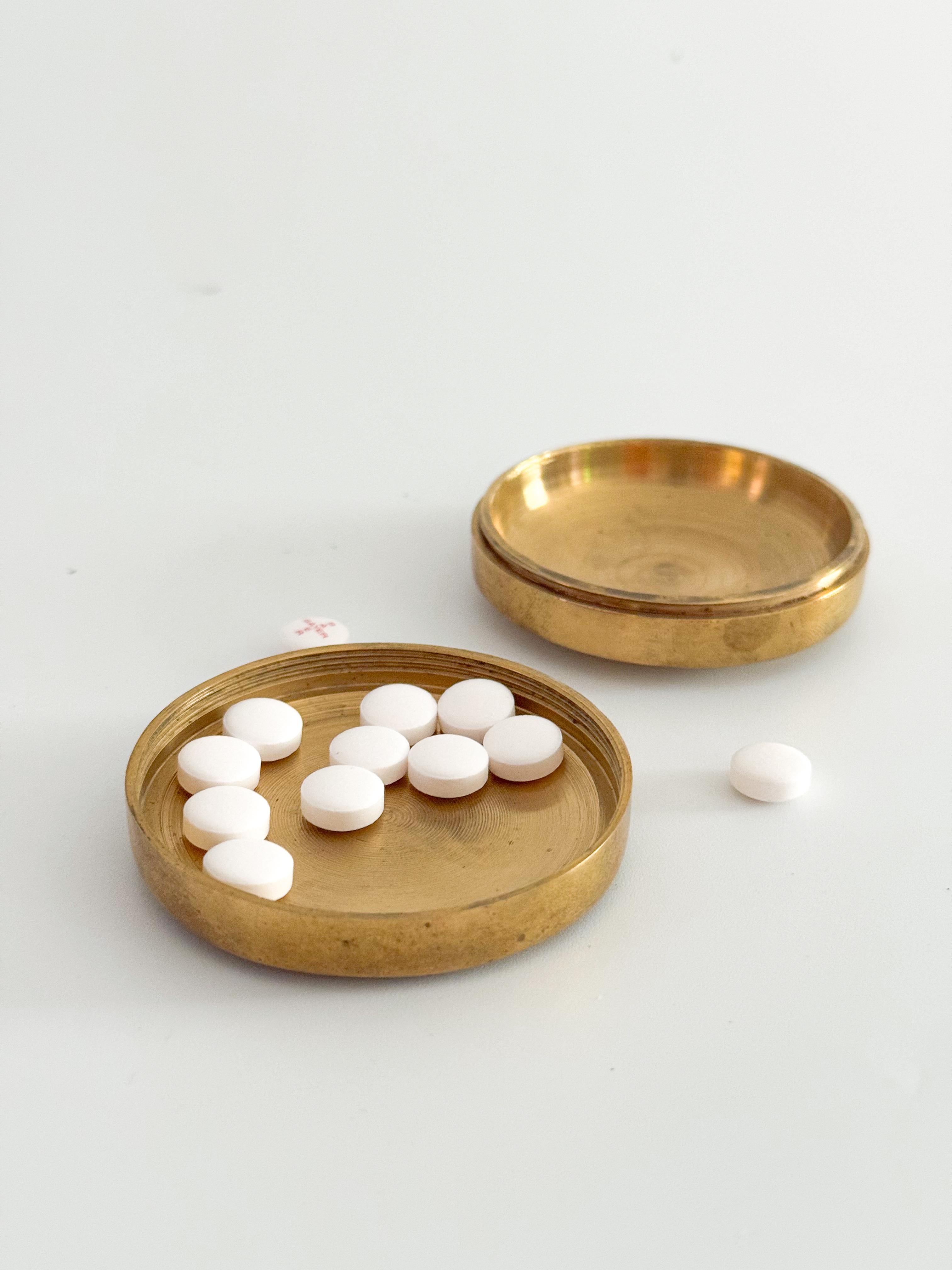 Heavy Brass Aspirin Pill Box – Mid-Century American Twist-Top Container Novelty For Sale 4