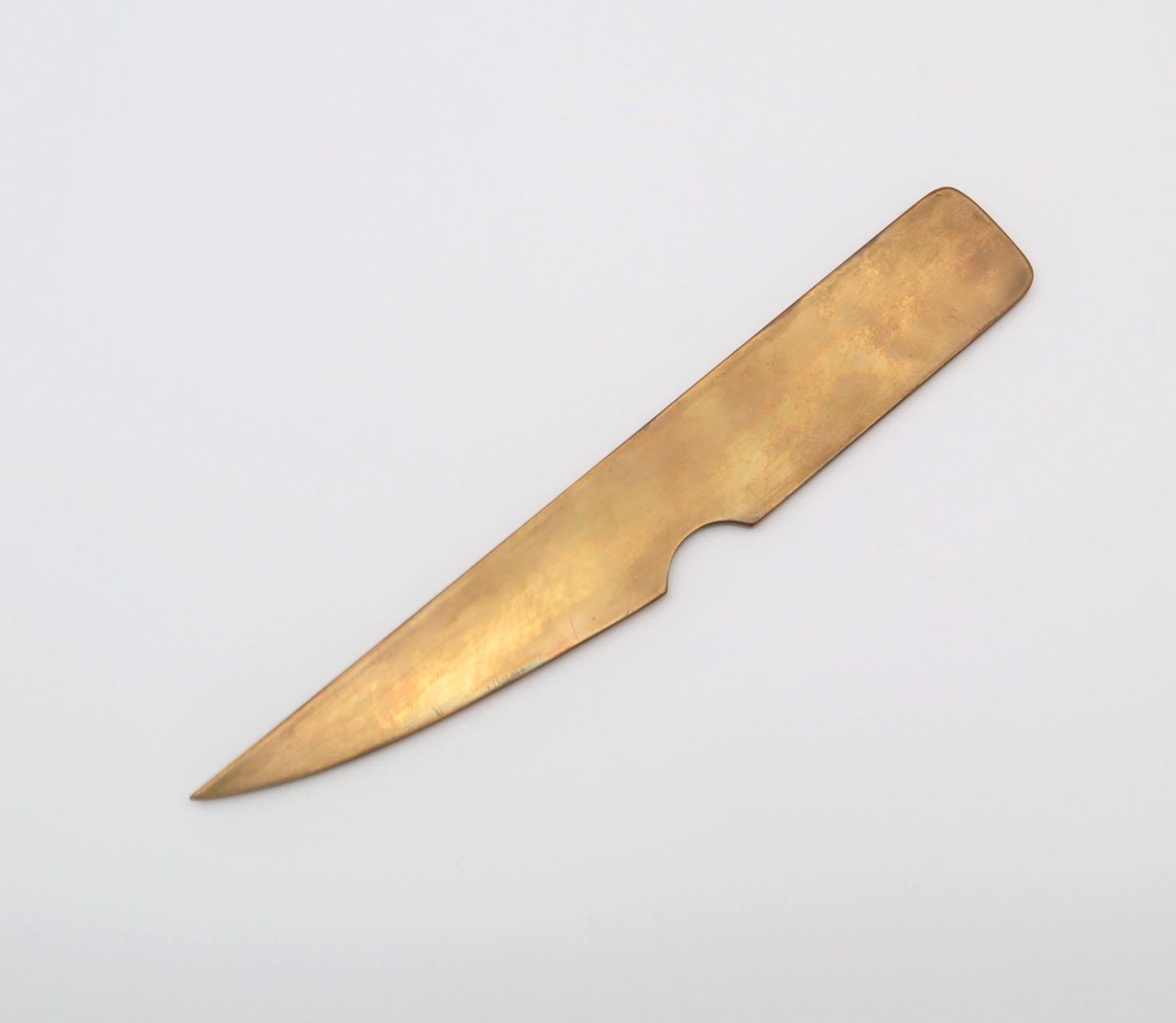 Heavy and worthy letter opener made of solide brass. Nice patina. Unfortunately not marked, but very likely made by the Werkstatte Hagenauer in Vienna.
    