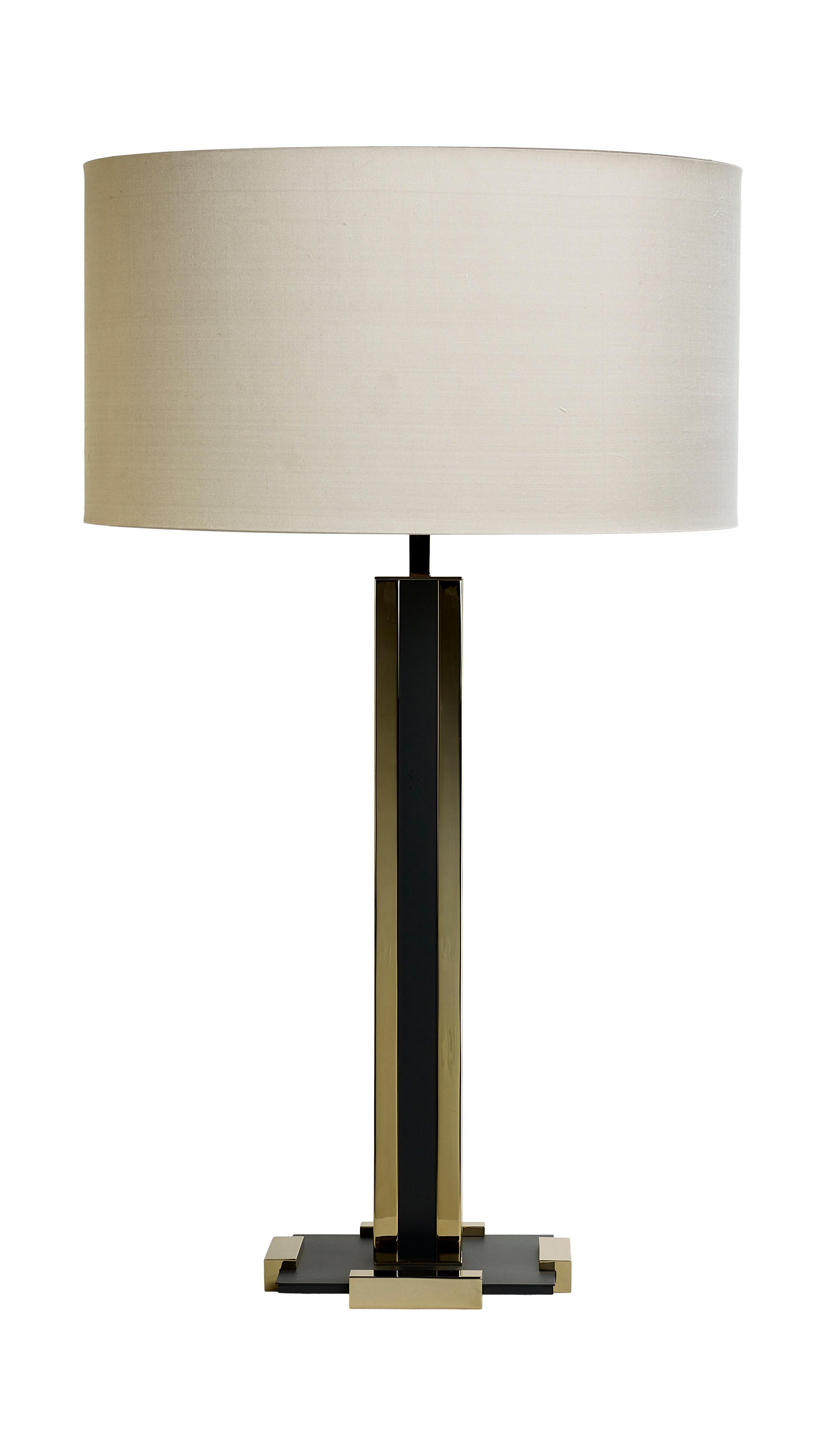 Un'elegante coppia di lampade da tavolo a colonna quadrata di ispirazione Deco di Andrew Kornat Design/One, realizzate in ottone fuso massiccio con due finiture a contrasto: ottone annerito e dettagli in vernice dorata.

Realizzata in ottone fuso,