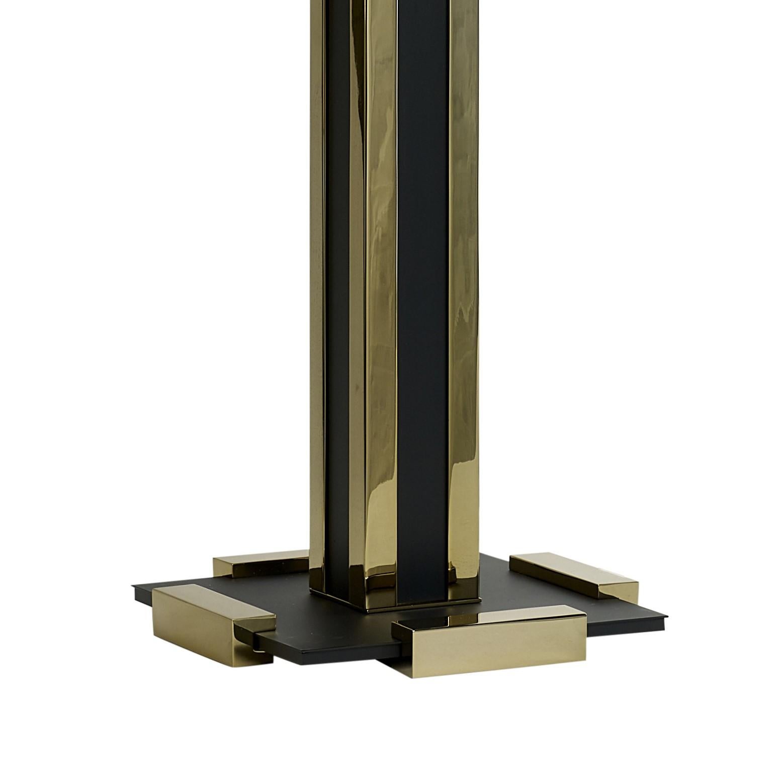 Britannico Lampada a colonna quadrata in ottone pesante in stile Deco in ottone annerito con dettagli in oro in vendita