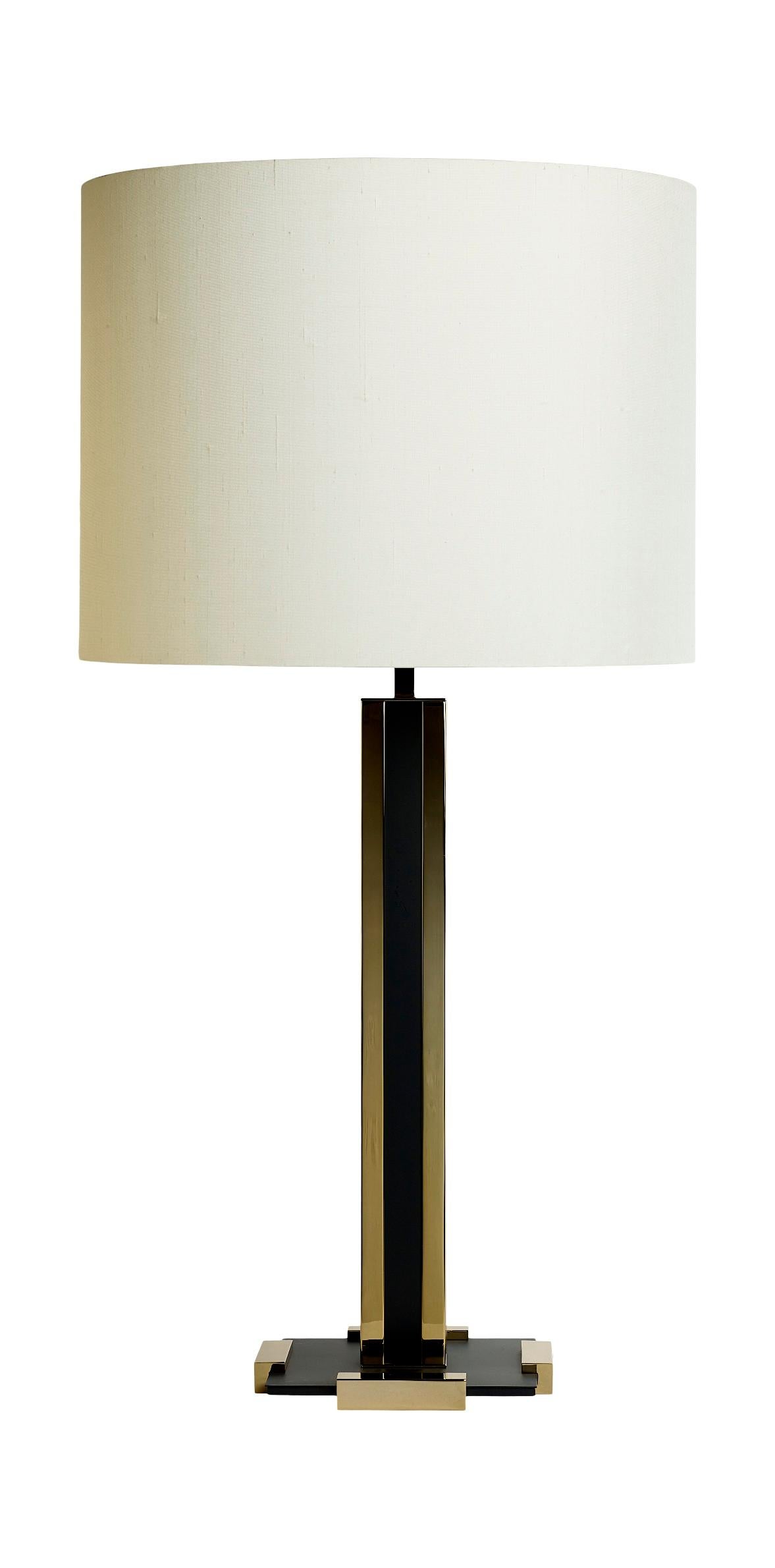 Annerito Lampada a colonna quadrata in ottone pesante in stile Deco in ottone annerito con dettagli in oro in vendita