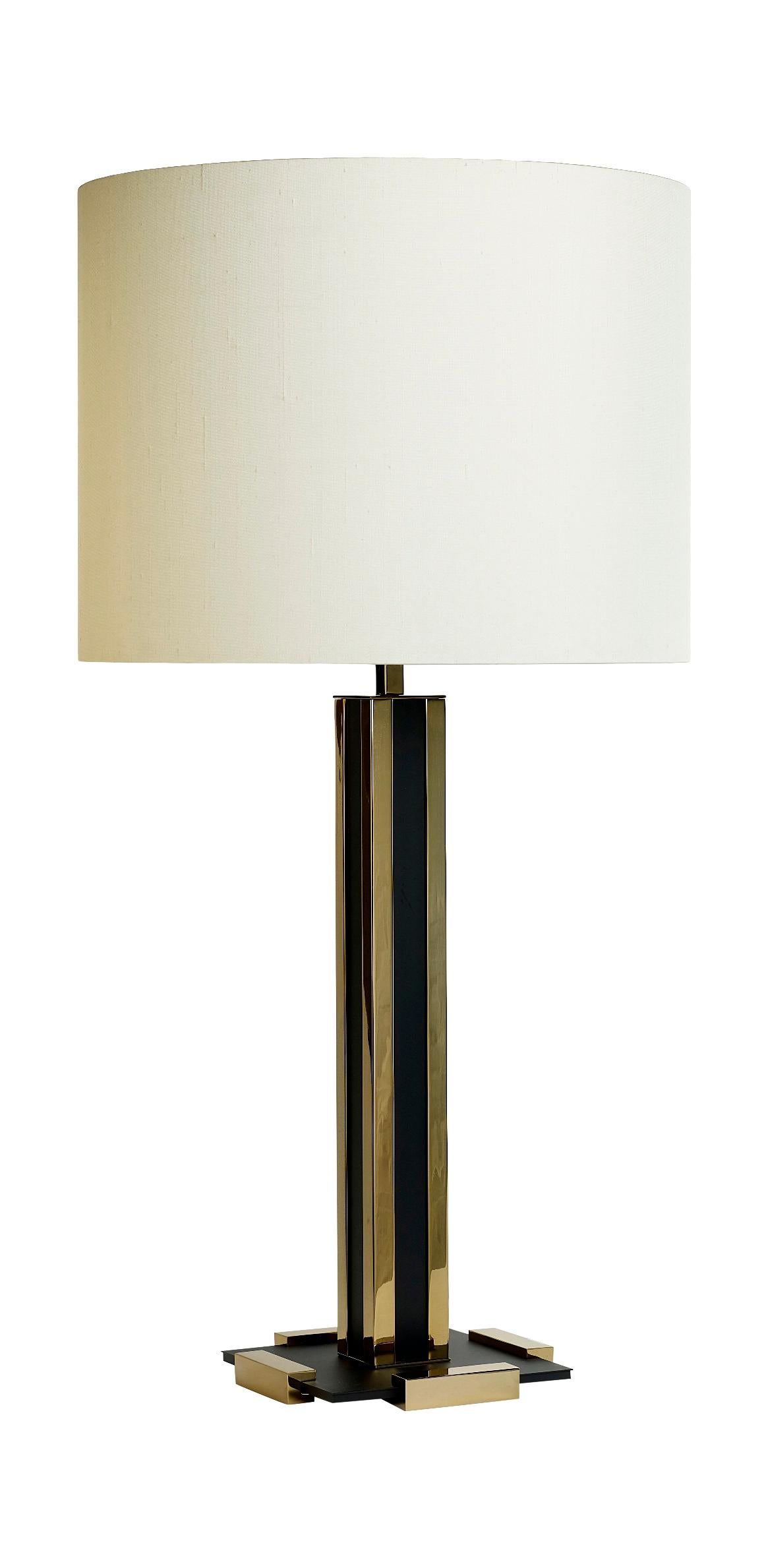 XXI secolo e contemporaneo Lampada a colonna quadrata in ottone pesante in stile Deco in ottone annerito con dettagli in oro in vendita