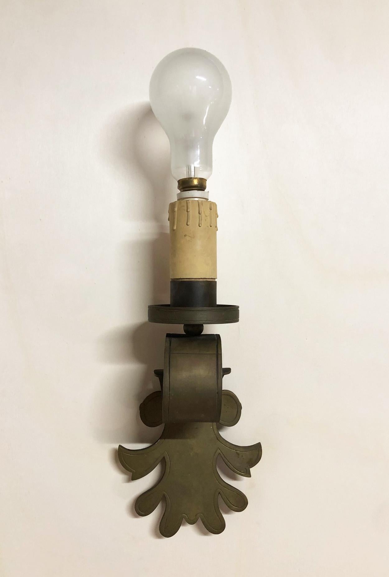 Heavy brass wall lamp with large lamp, original Italian from 1970s. 
On the back it is marked with an initials ED
It is possible to mount a lampshade, probably in the past it had one.
In working condition.
Equipped with original 20th century