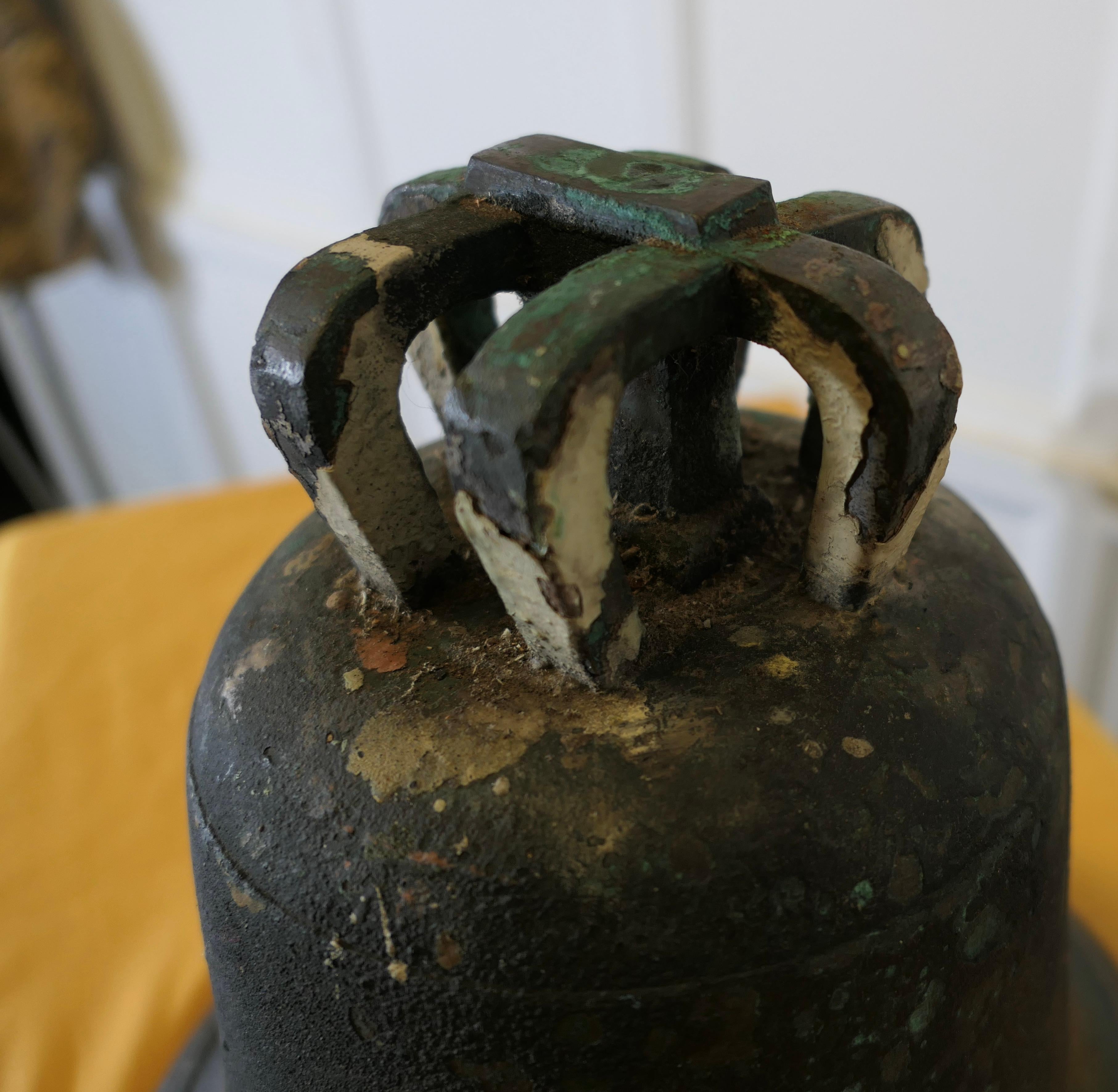 Victorien Cloche en bronze lourd, cloche de tour  Il s'agit d'une pièce très lourde en vente