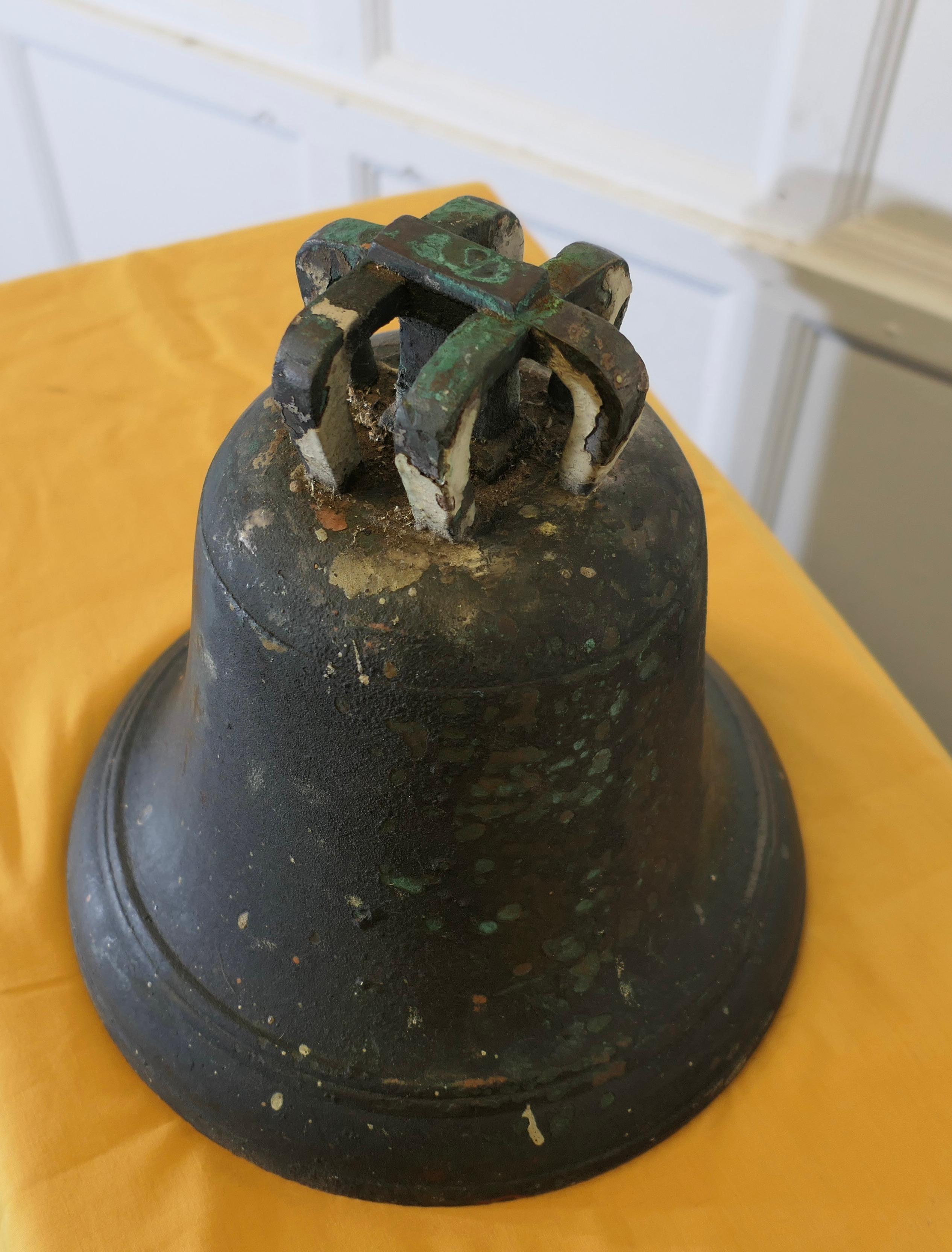 Cloche en bronze lourd, cloche de tour  Il s'agit d'une pièce très lourde Bon état - En vente à Godshill, Isle of Wight
